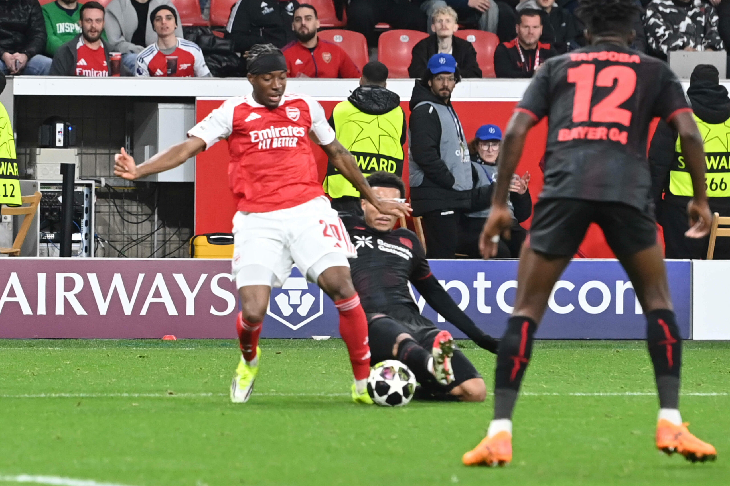 Die entscheidende Szene: Malik Tillmann grätscht, Noni Madueke fällt – verzögert und vermutlich vermeidbar.