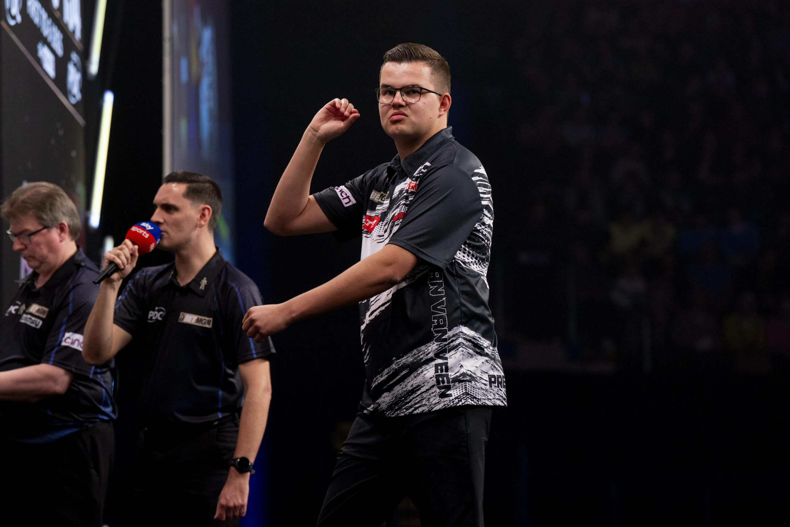 Gian van Veen guckt nach einem Darts-Wurf skeptisch