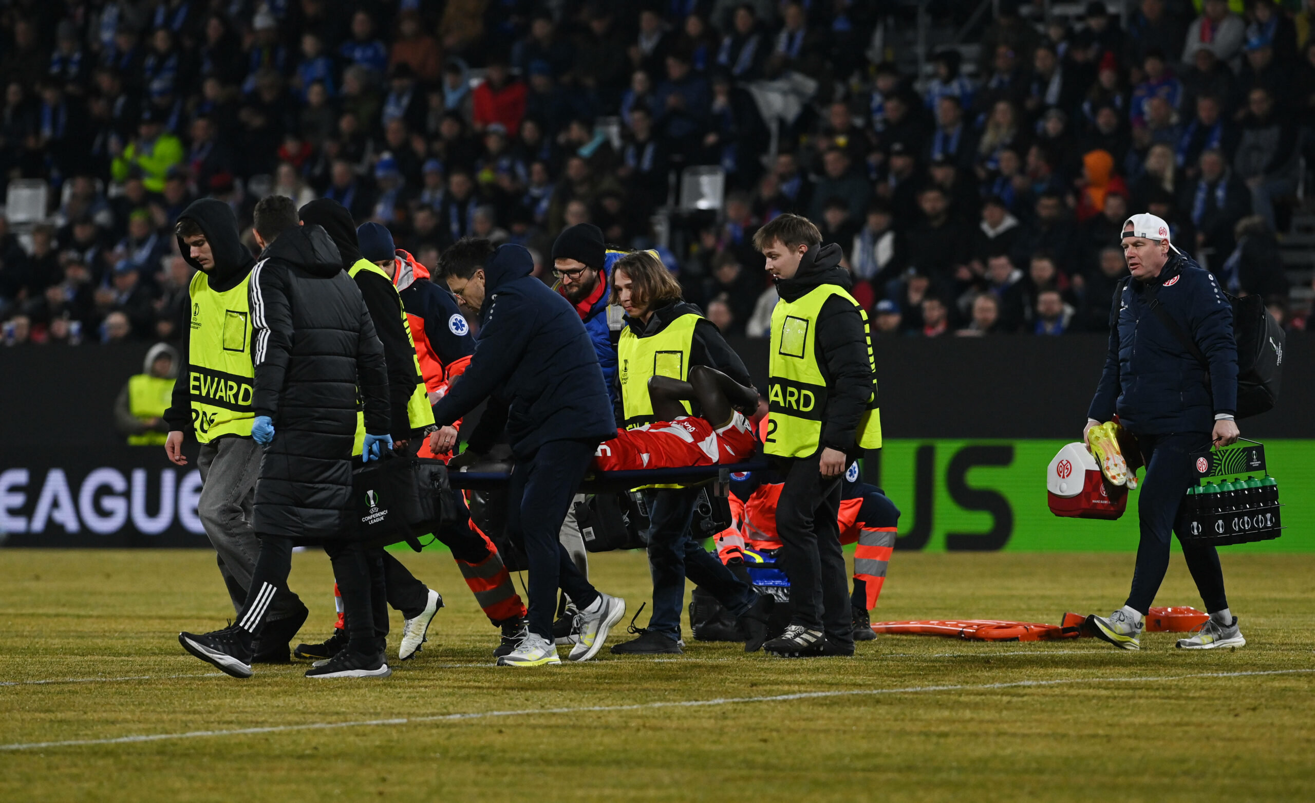 Silas wird mit einer Liege vom Platz getragen