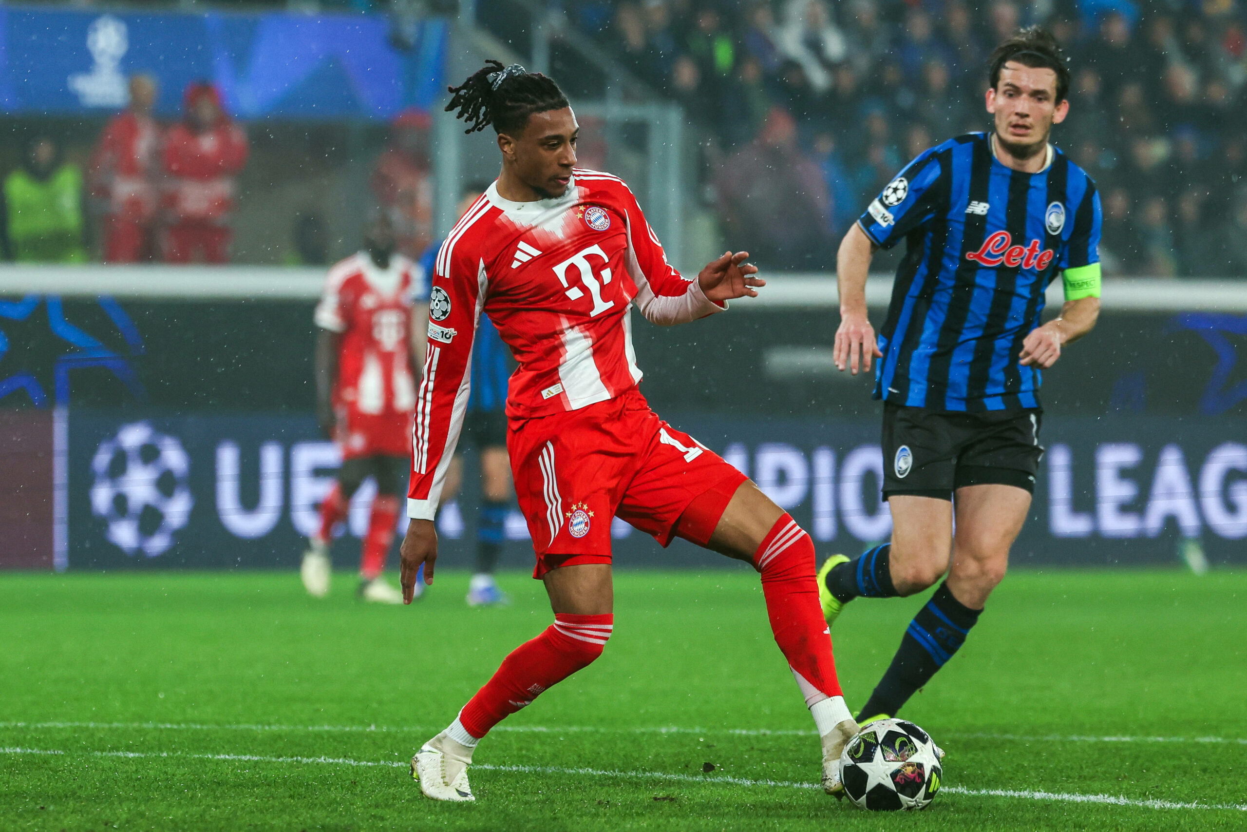 Michael Olise vor Maarten de Roon im Champions League Hinspiel gegen Atalanta Bergamo.