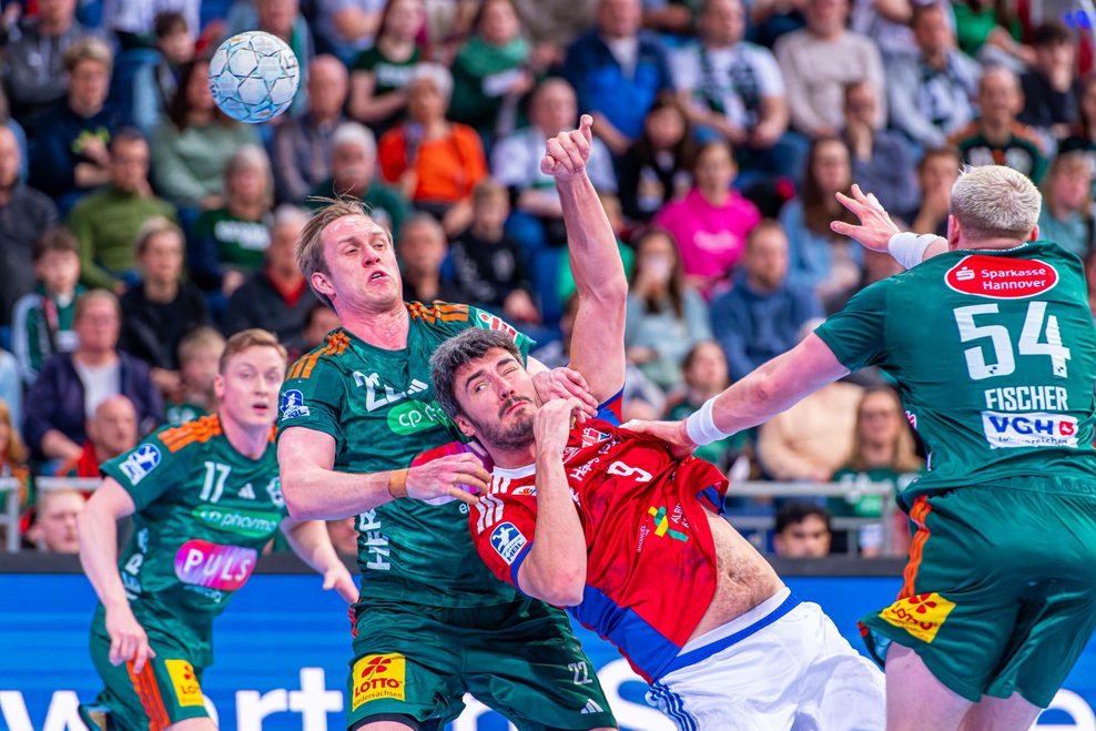 Jacob Lassen wirft unter Bedrängnis.