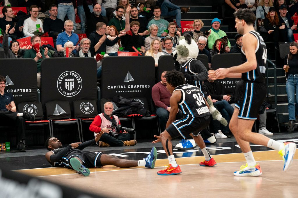 Osaro Rich, Ross Williams und Benedikt Turudic jubeln