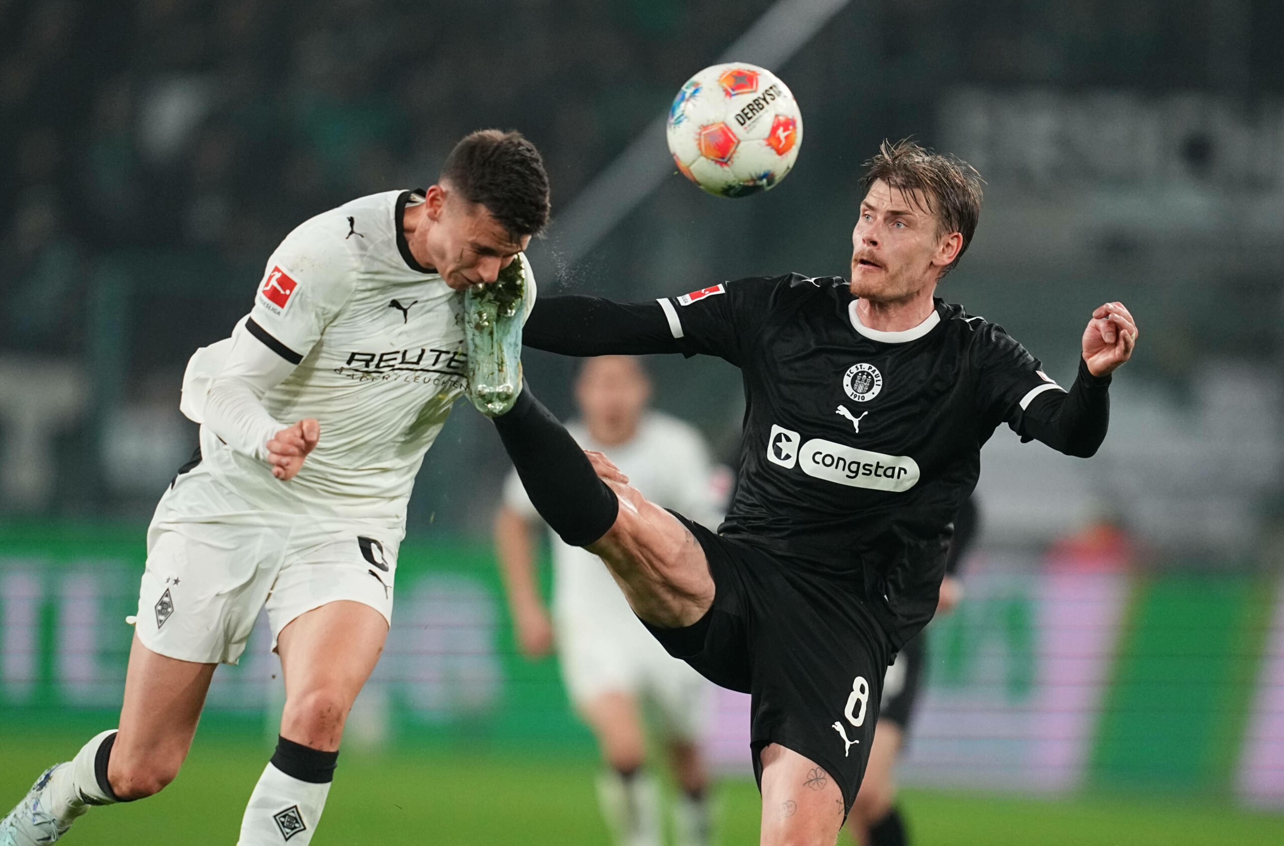 Eric Smith von St. Pauli mit hohem Bein gegen Yannik Engelhardt von Gladbach