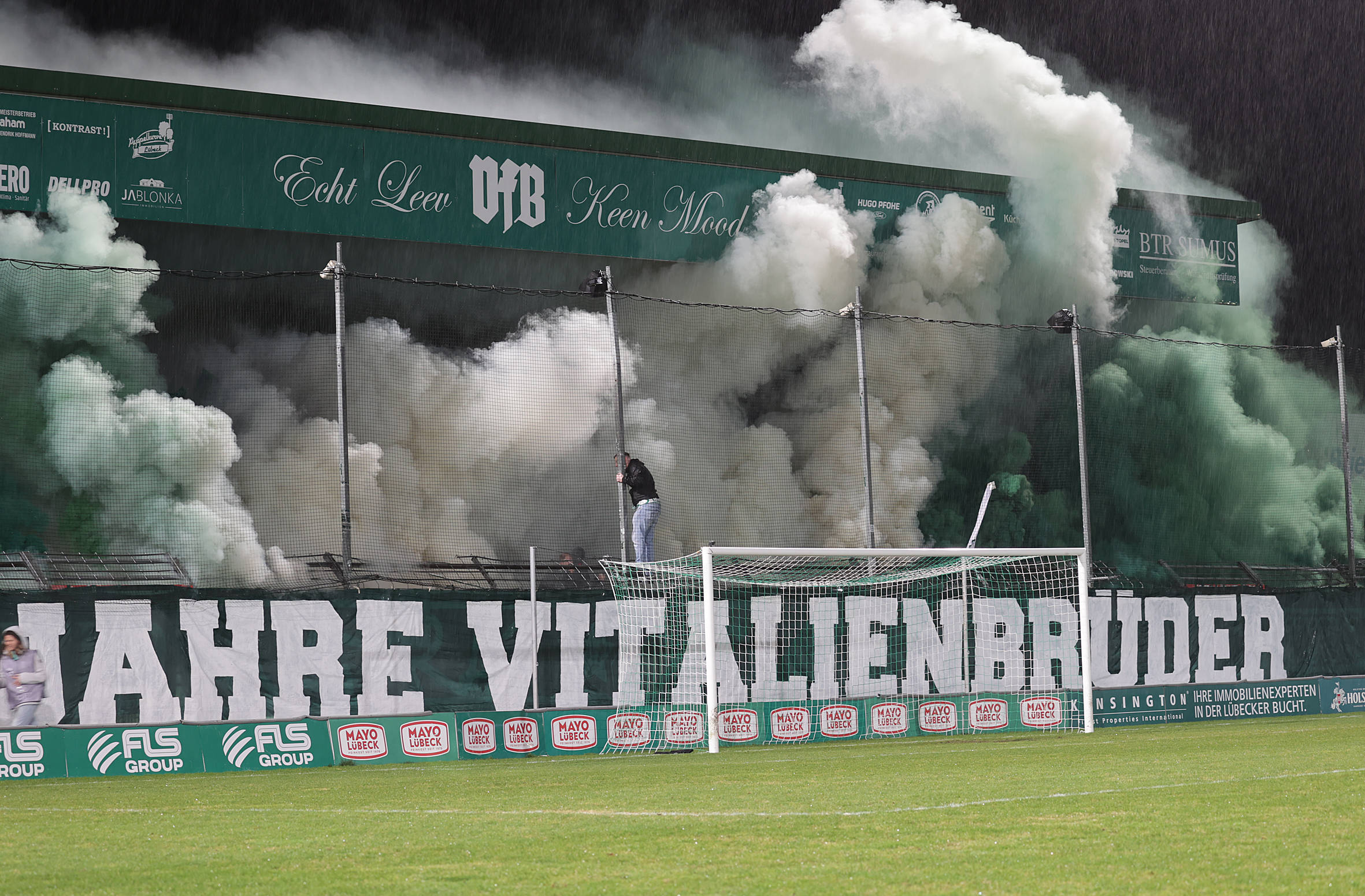 Die Fans des VfB Lübeck zündeln während der Partie gegen die U21 des HSV.
