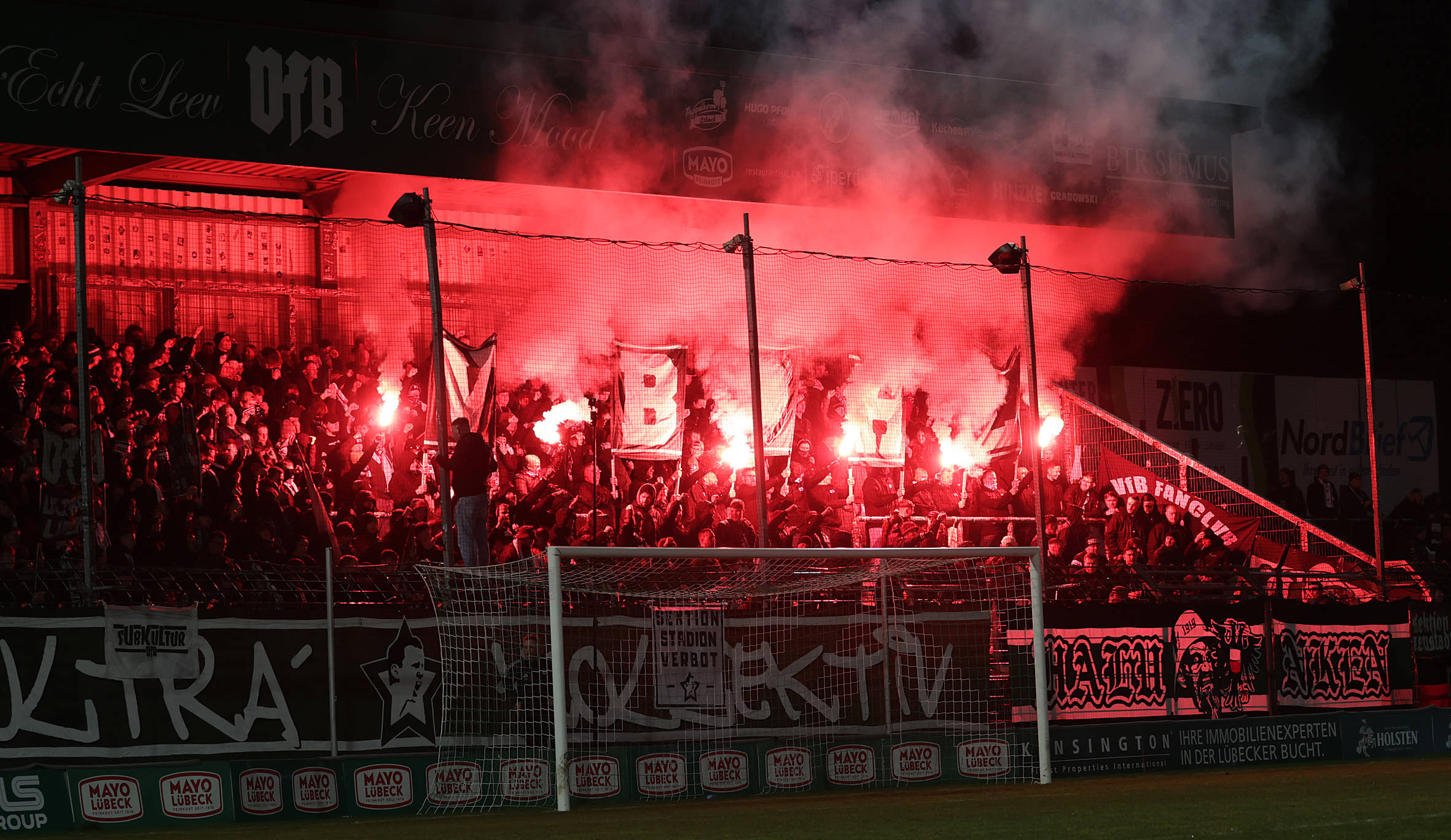 Die Fans des VfB Lübeck zündeln während der Partie gegen die U21 des HSV.
