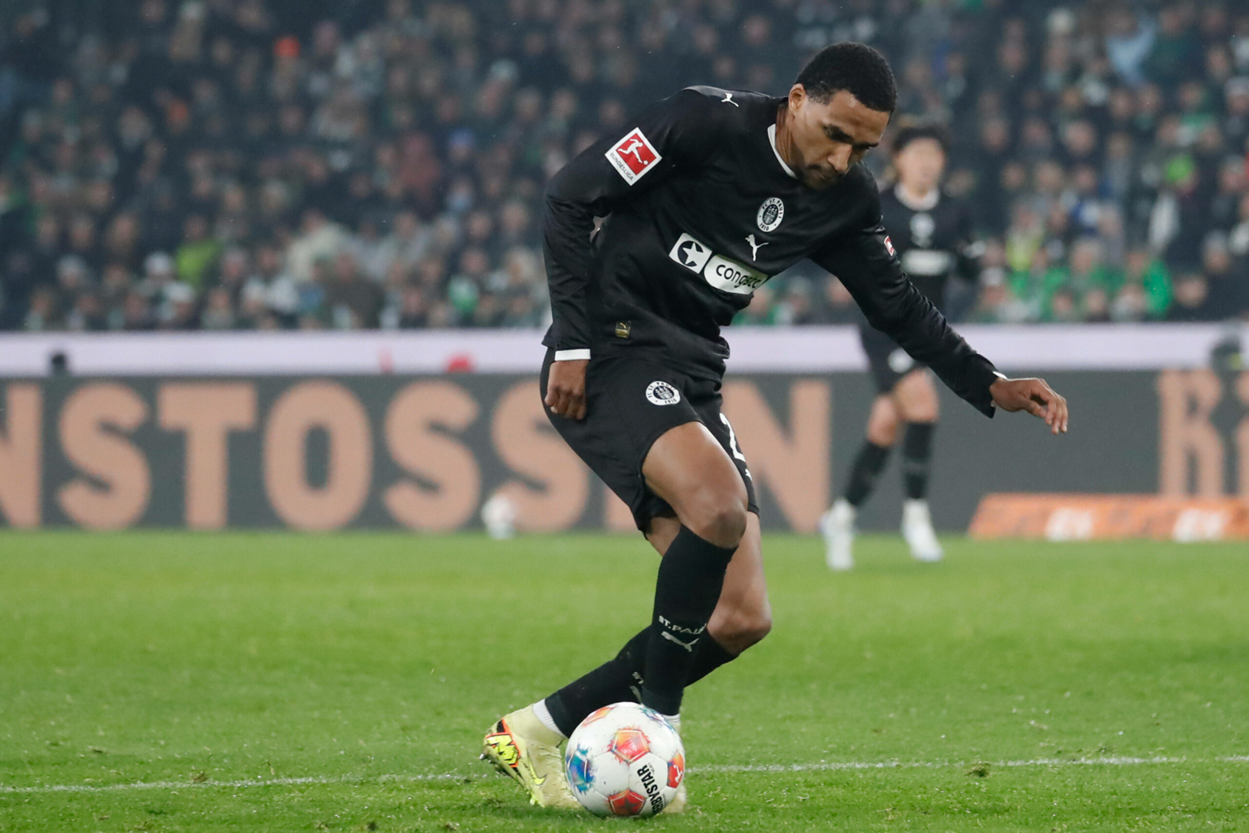 Andréas Hountondji führt den Ball bei einem St. Pauli-Spiel in Gladbach