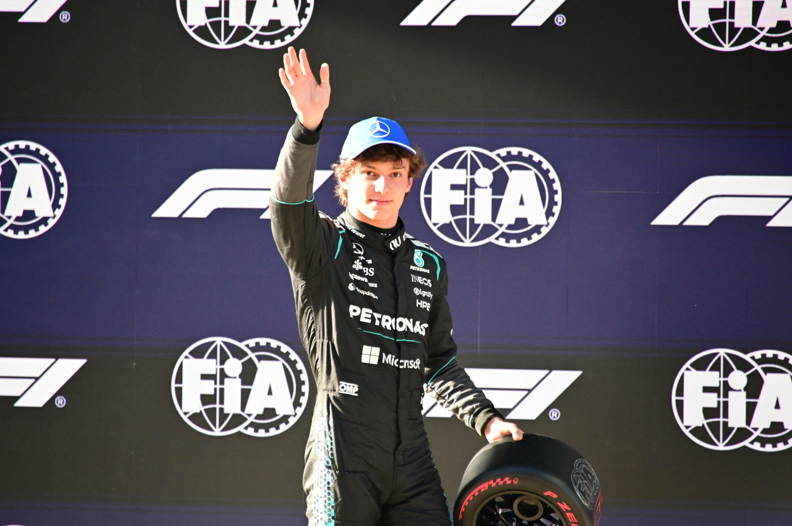 Kimi Antonelli grüßt nach einem Formel-1-Rennen mit erhobener Hand