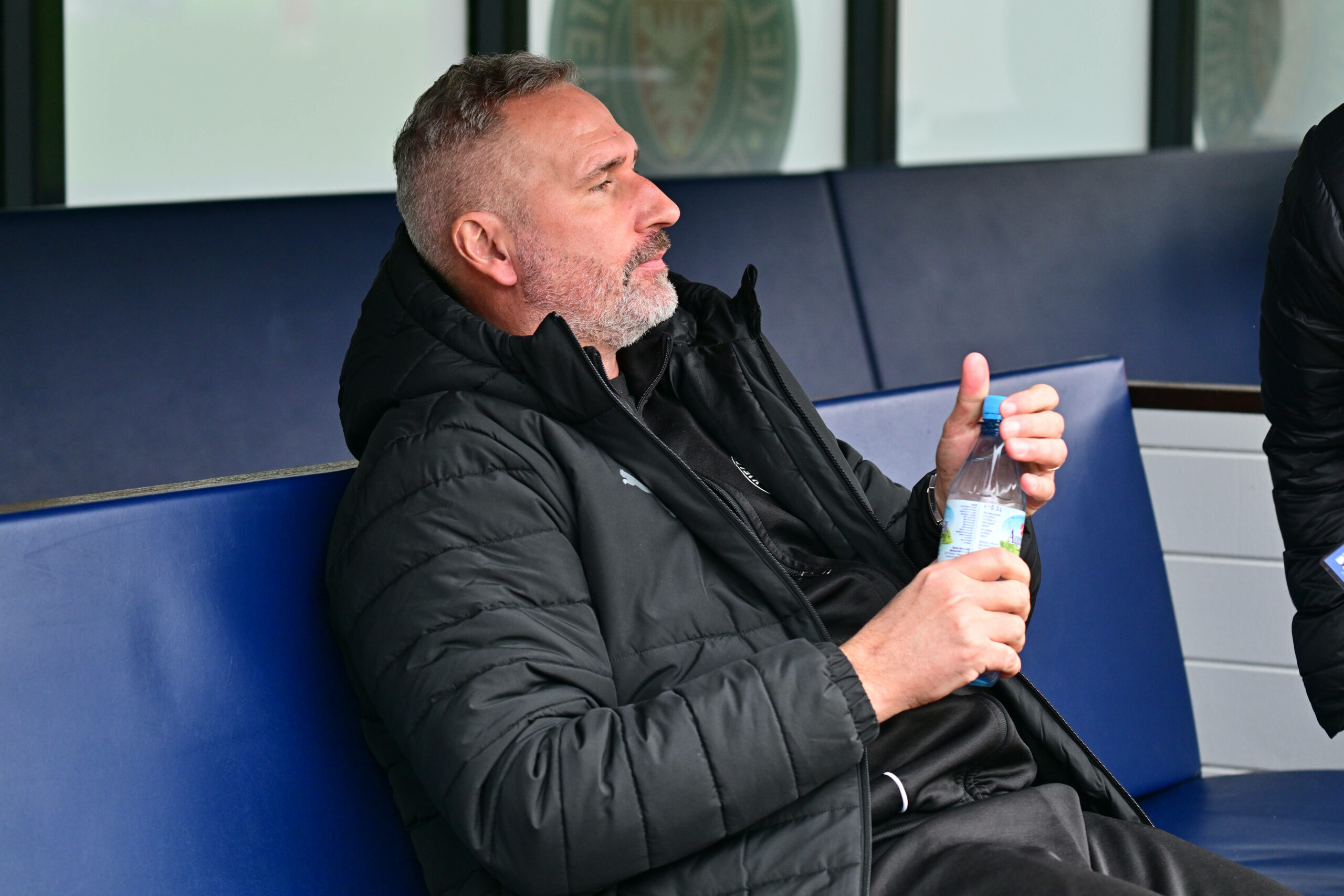 Tim Walter sitzt auf einer Bank