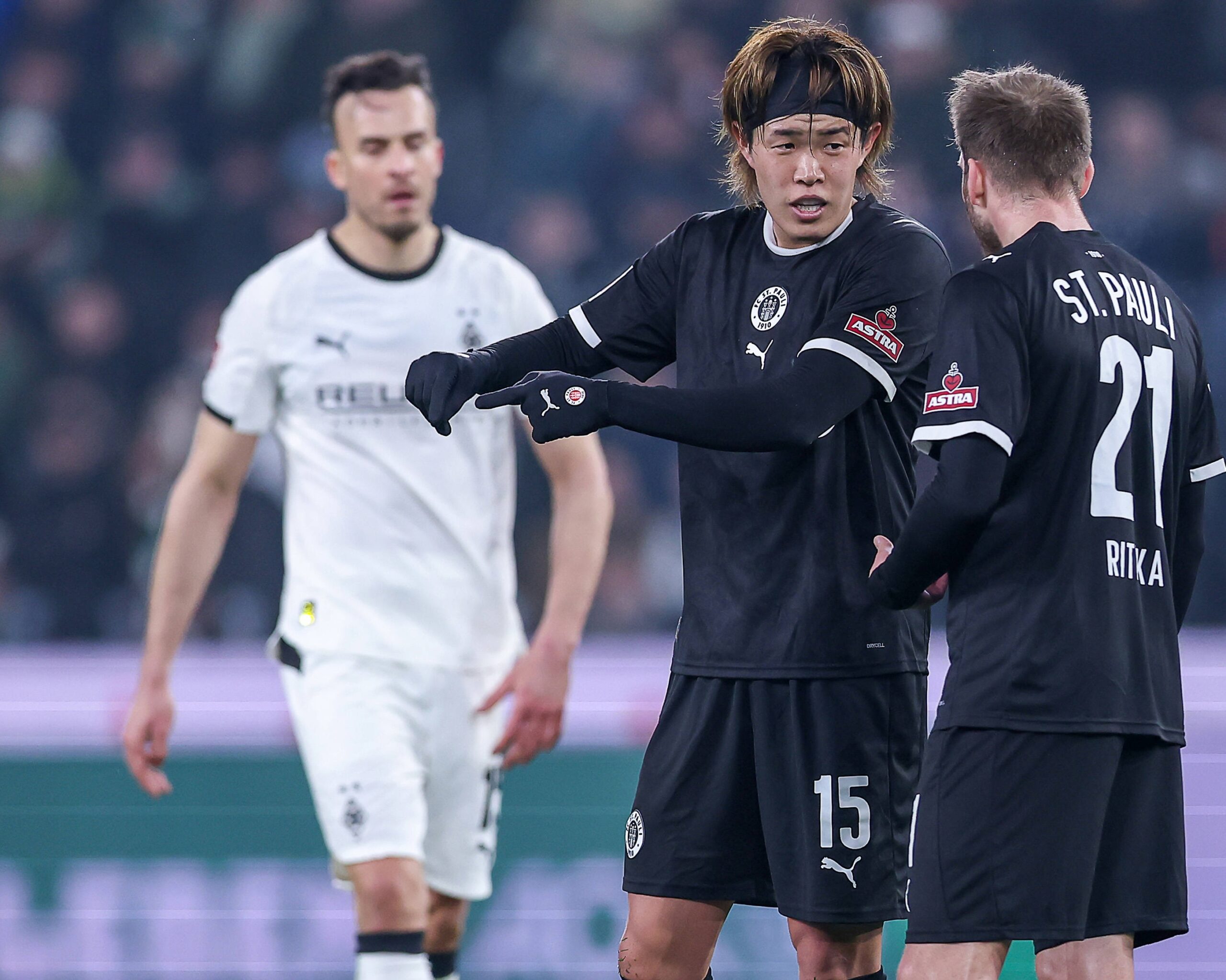 Die St. Pauli-Profis Tomoya Ando und Lars Ritzka in Gladbach