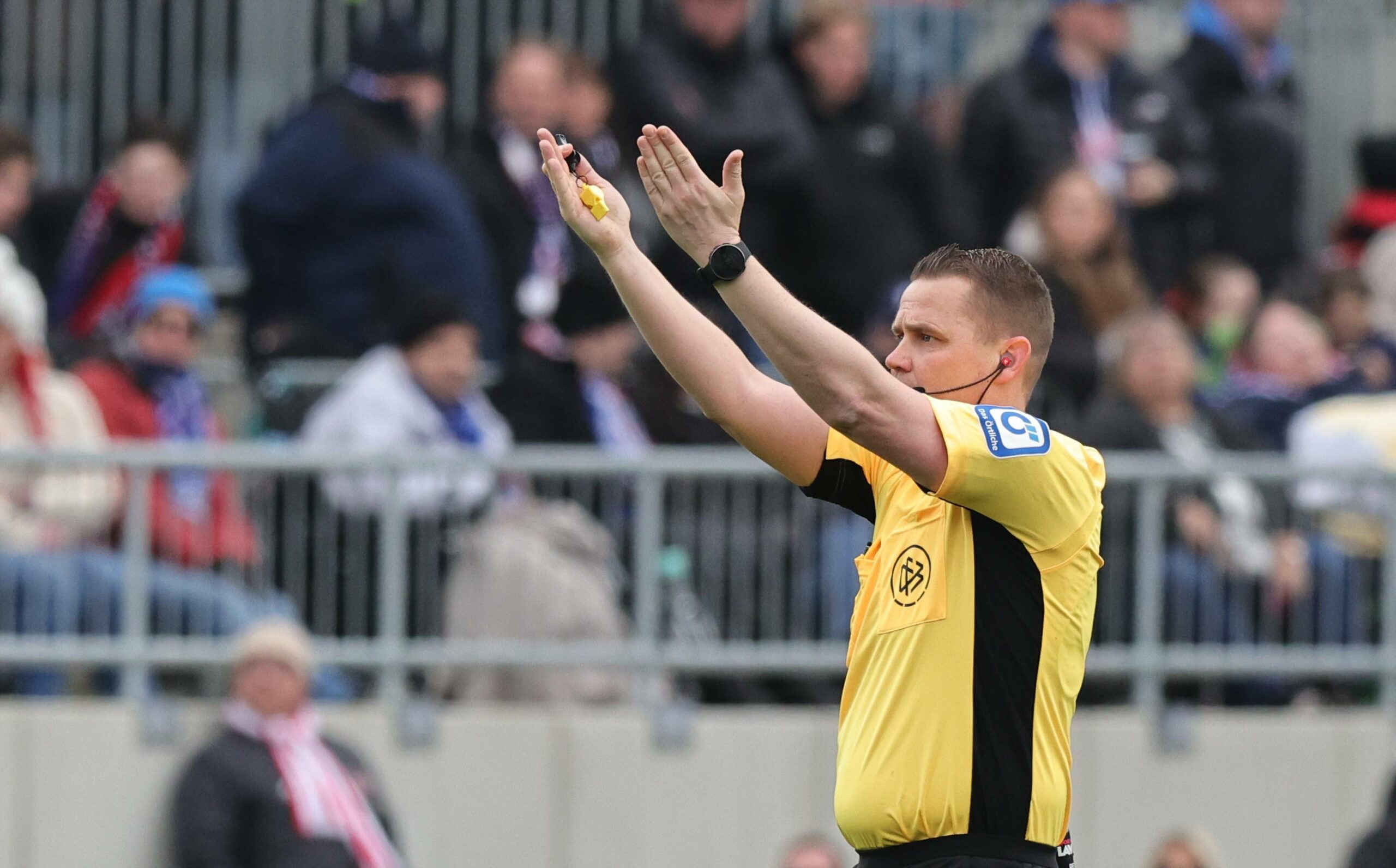 Schiedsrichter Robert Kampka zeigt eine VAR-Entscheidung in Kiel an