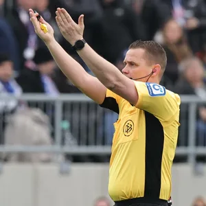 Schiedsrichter Robert Kampka zeigt eine VAR-Entscheidung in Kiel an