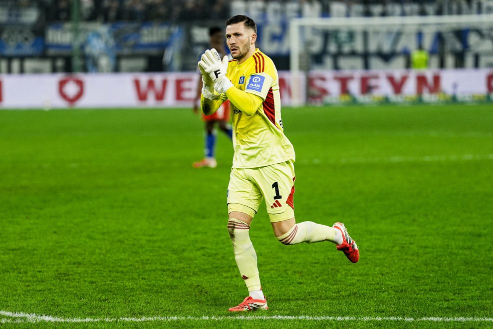 HSV-Torhüter Daniel Heuer Fernandes beim Spiel gegen den 1. FC Köln.