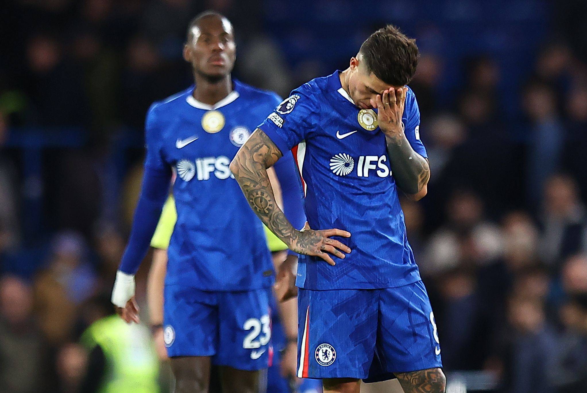 Die Chelsea-Profis Enzo Fernandez mit Trevoh Chalobah