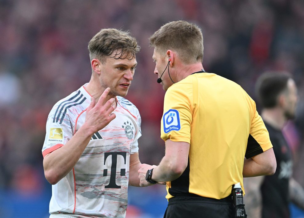 Joshua Kimmich beschwert sich energisch bei Schiedsrichter Christian Dingert.