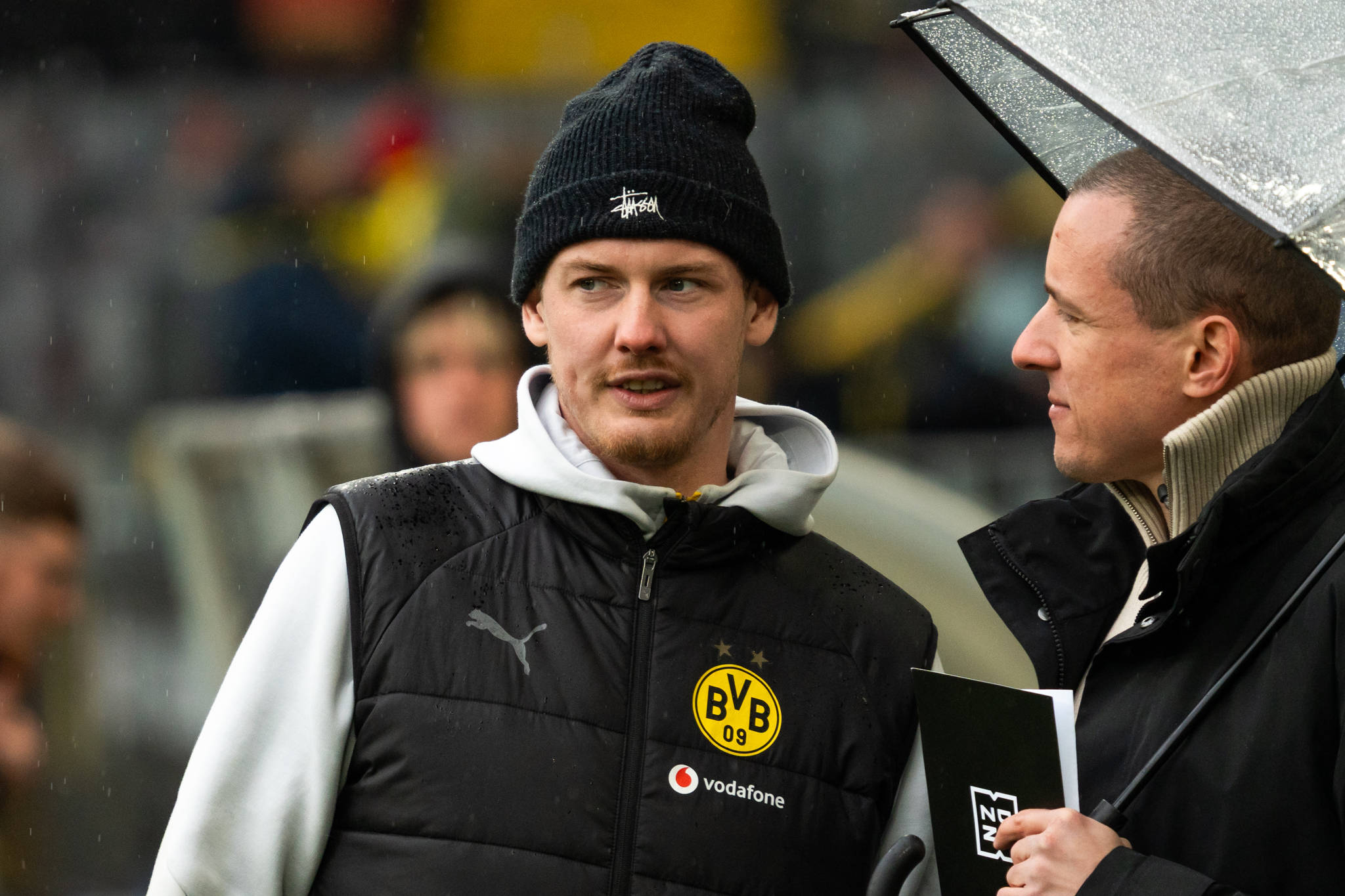 Brandt (l) spricht mit Dazn