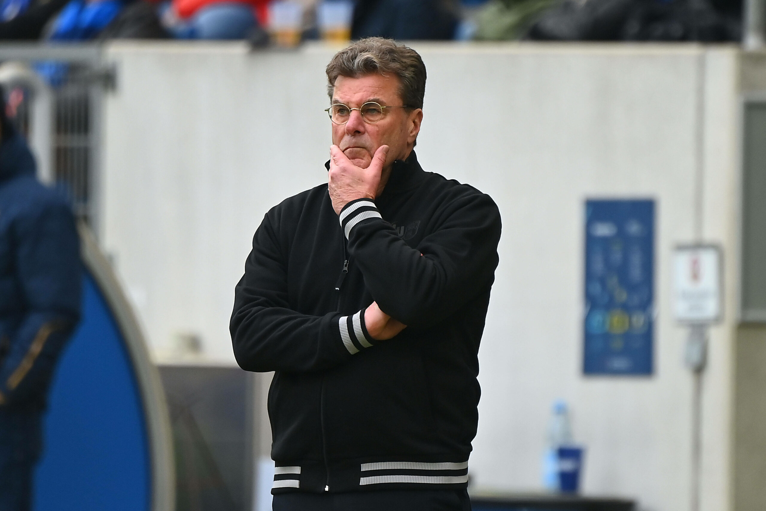 Dieter Hecking schaut skeptisch