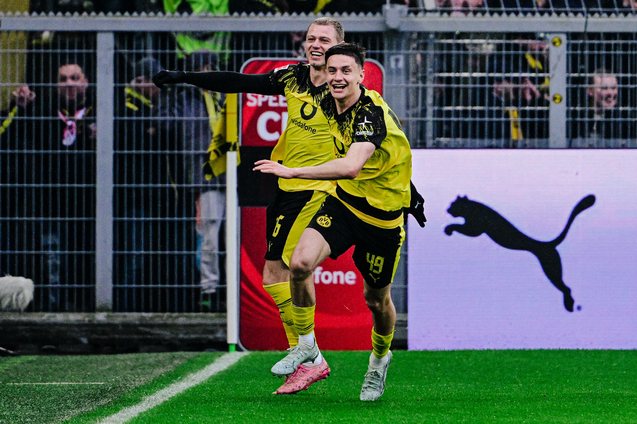 Reggiani (r) bejubelt sein Premierentor