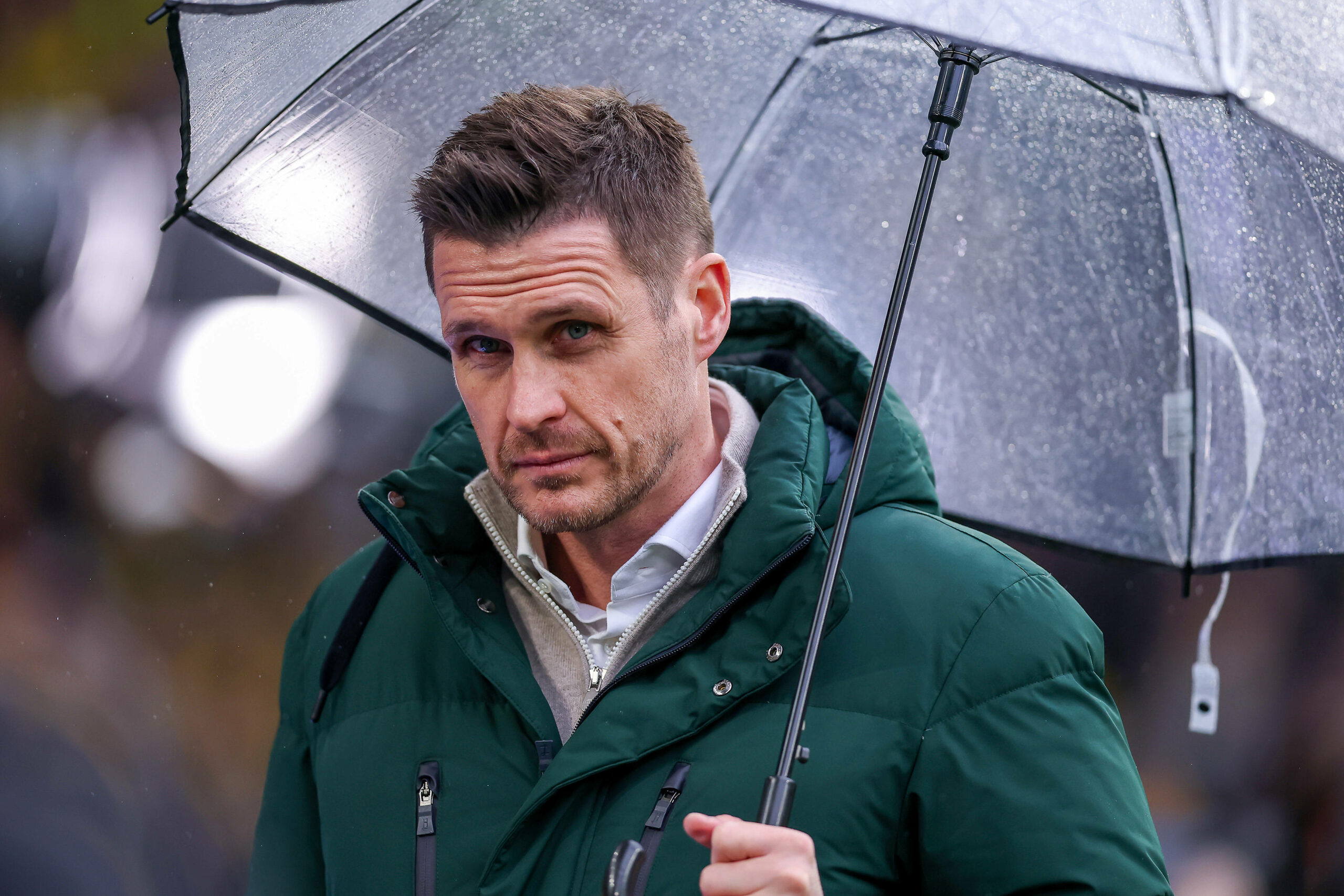 Sebastian Kehl mit Regenschirm