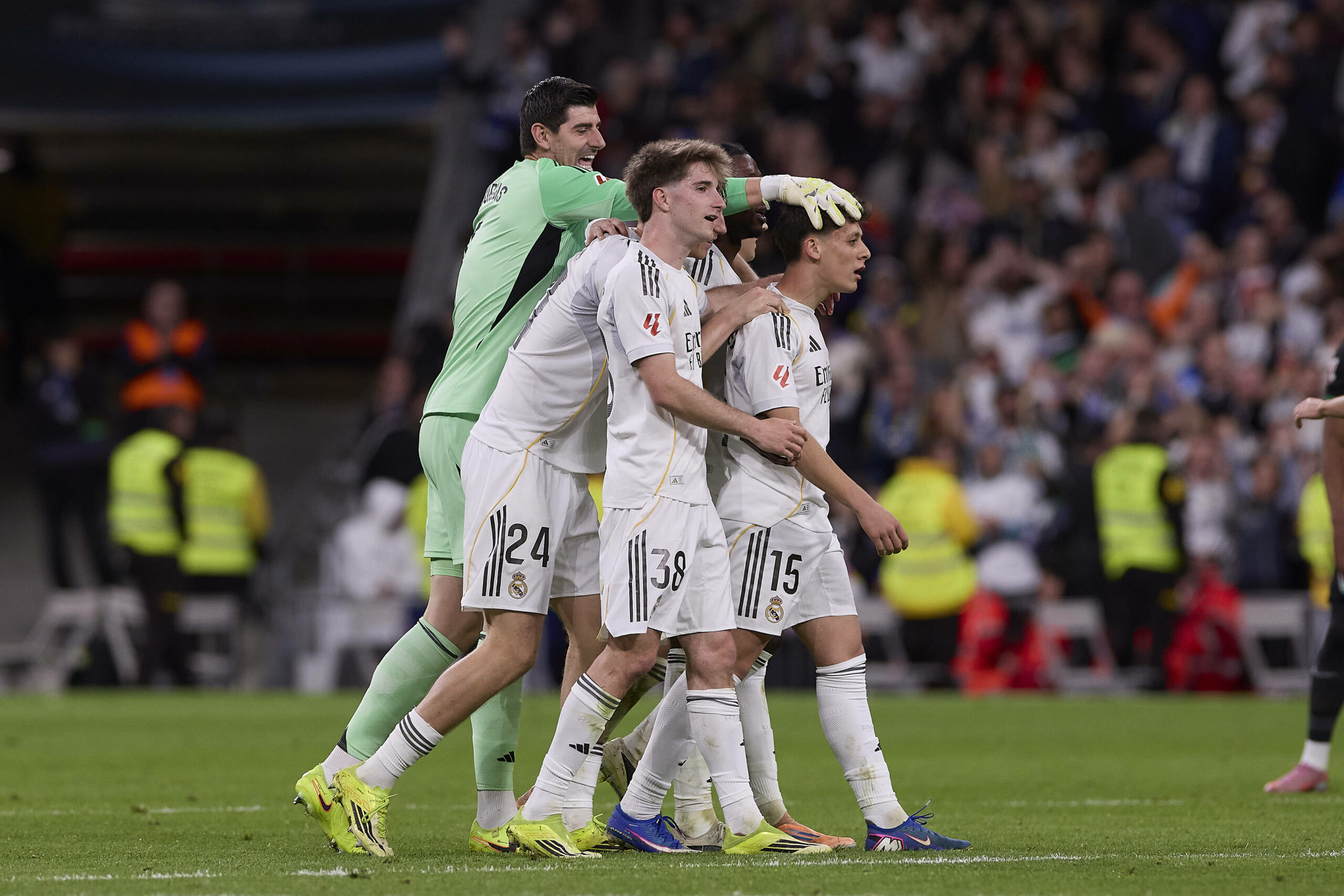 Real Madrid Spieler jubeln mit Arda Güler (r)
