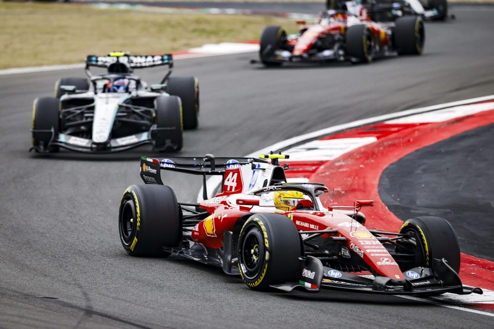 Lewis Hamilton und andrea Antonelli im Grand Prix in China