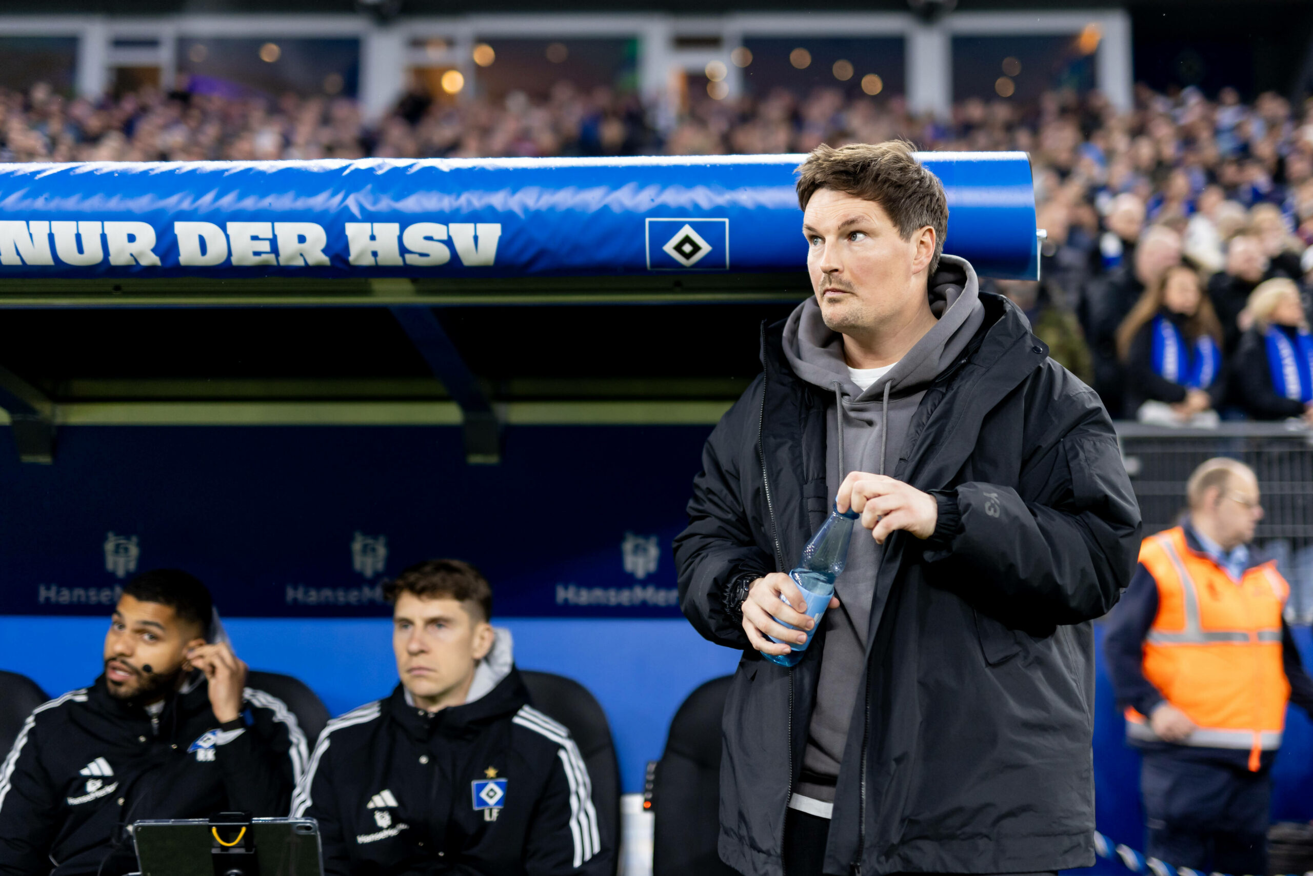 Merlin Polzin mit einer Wasserflasche vor der Auswechselbank