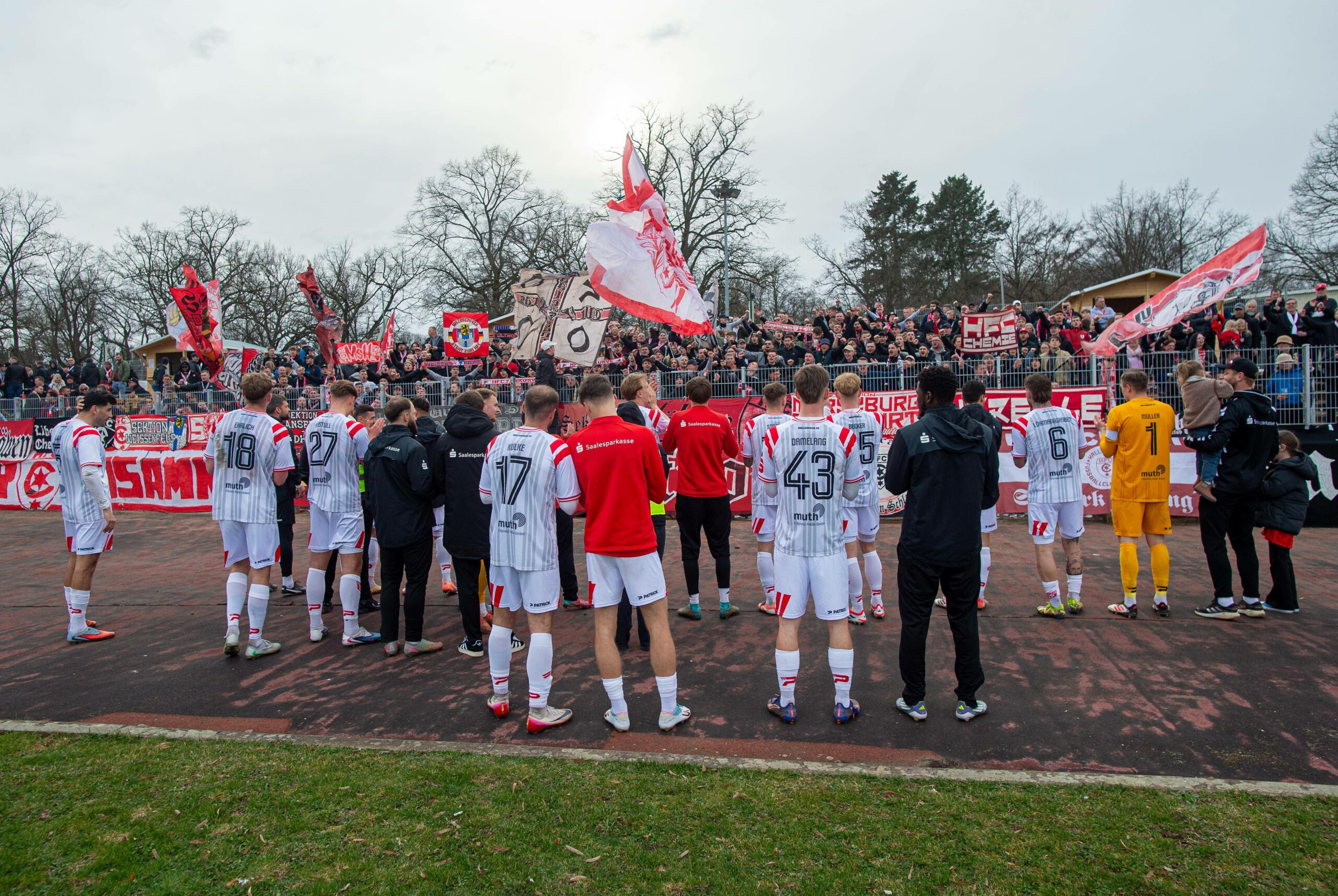 Spieler des Halleschen FC feiern vor den eigenen Fans.
