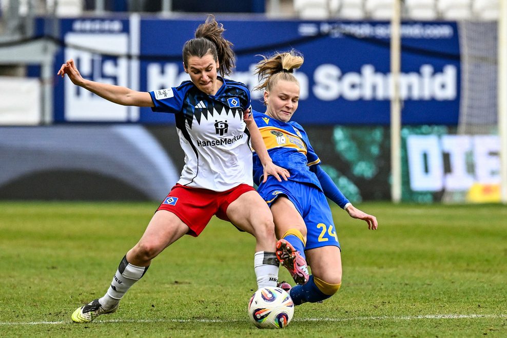 Pauline Machtens vom HSV im Zweikampf mit Isabella Jaron von Jena