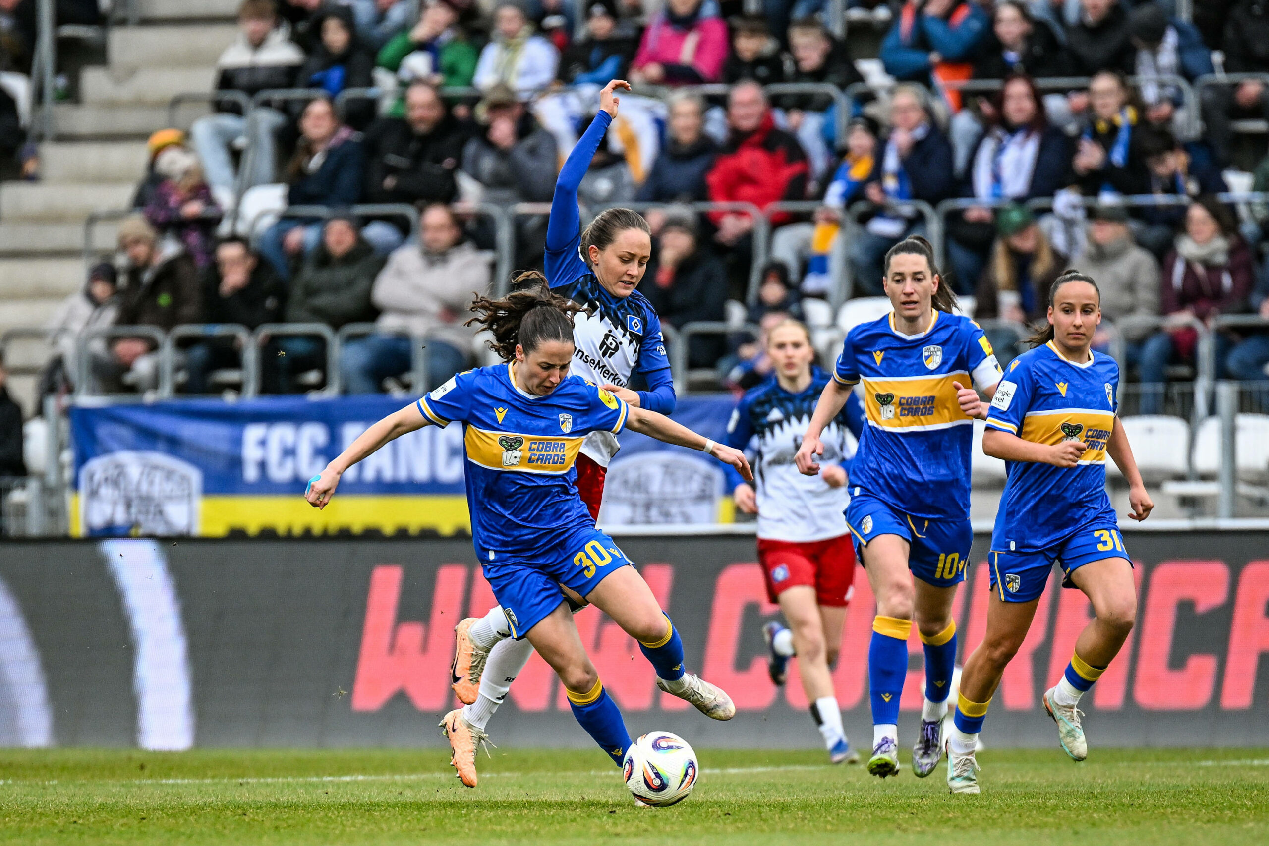 Elena Mühlemann von Carl Zeiss Jena im Zweikampf mit Camilla Linberg vom HSV