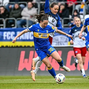 Elena Mühlemann von Carl Zeiss Jena im Zweikampf mit Camilla Linberg vom HSV