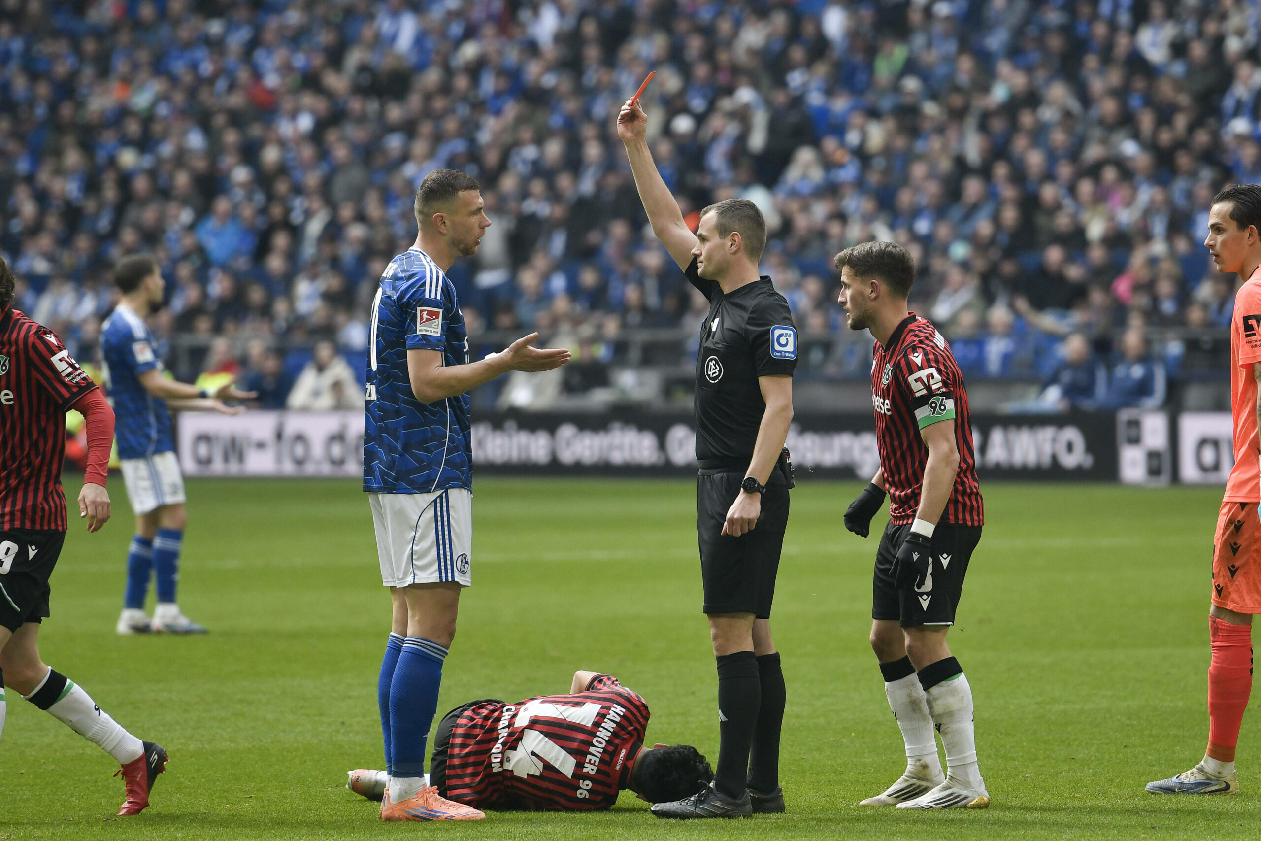Schalke-Star Edin Dzeko sieht gegen Hannover die Rote Karte