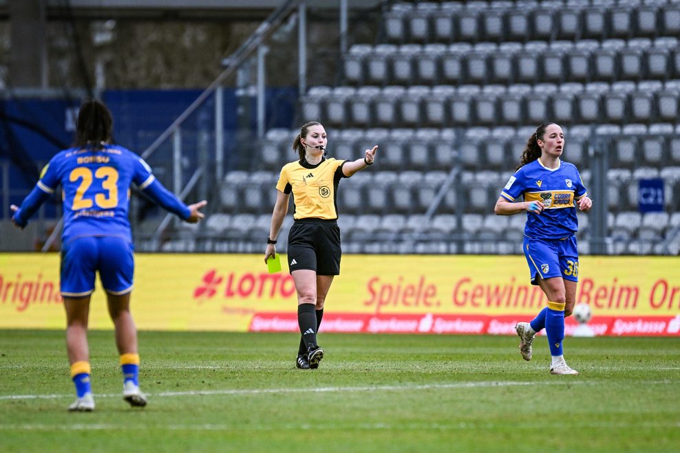 Schiedsrichterin Selina Menzel zeigt Elena Mühlemann von Jena die Gelbe Karte im Spiel gegen den HSV