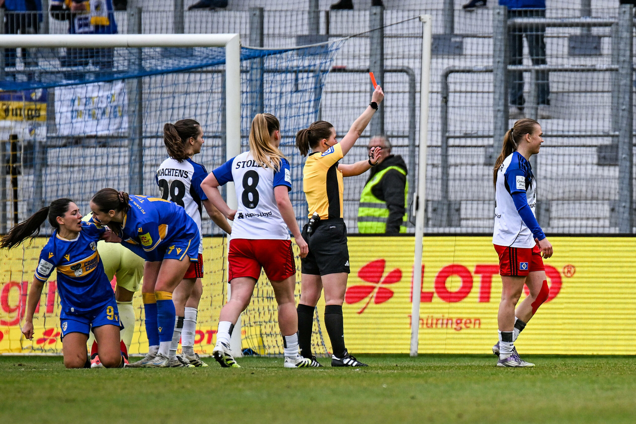 Schiedsrichterin Selina Menzel zeigt Annaleen Böhler vom HSV die Rote Karte