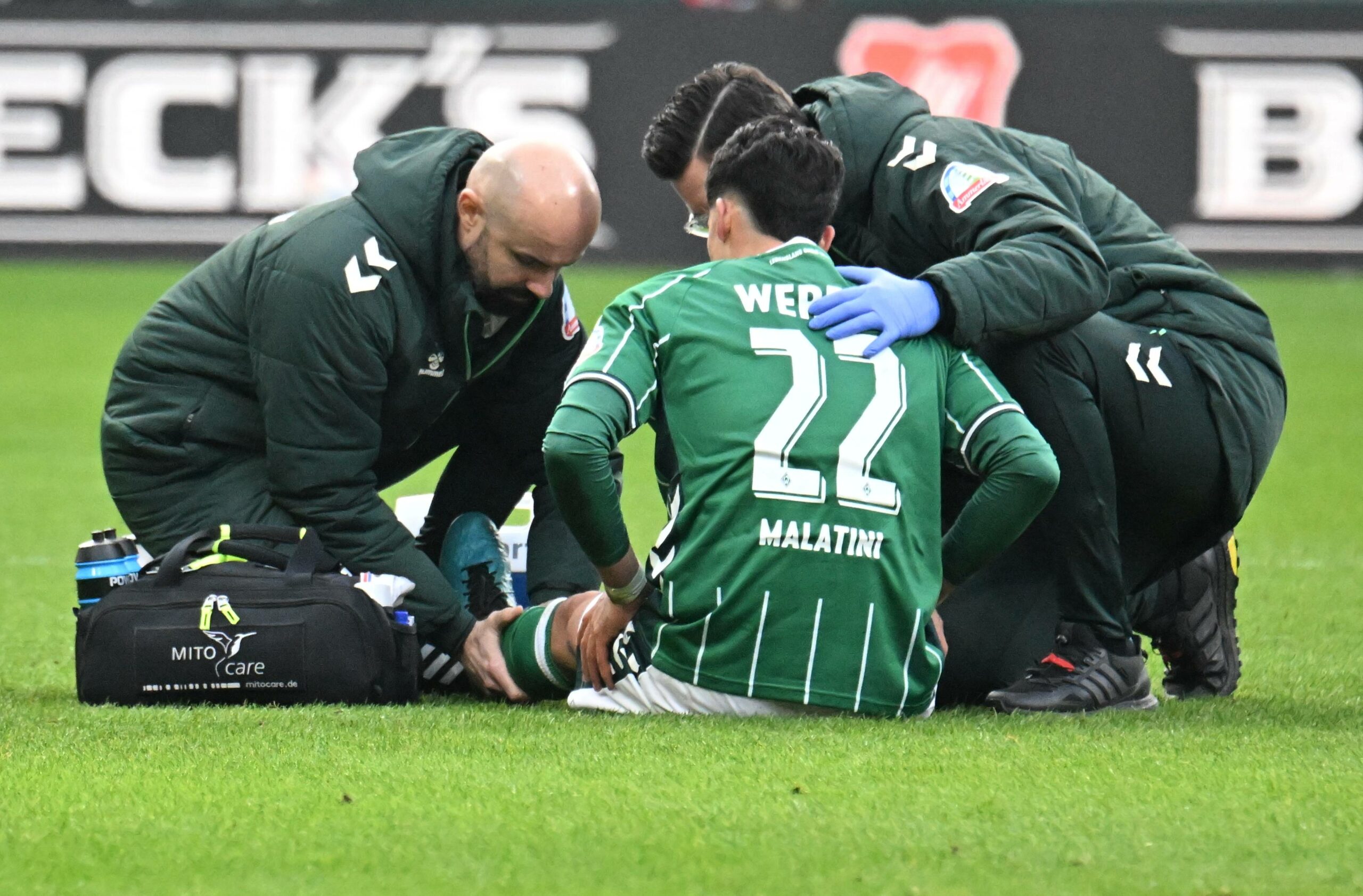 Werder Bremens Julian Malatini wird von den Ärzten behandelt