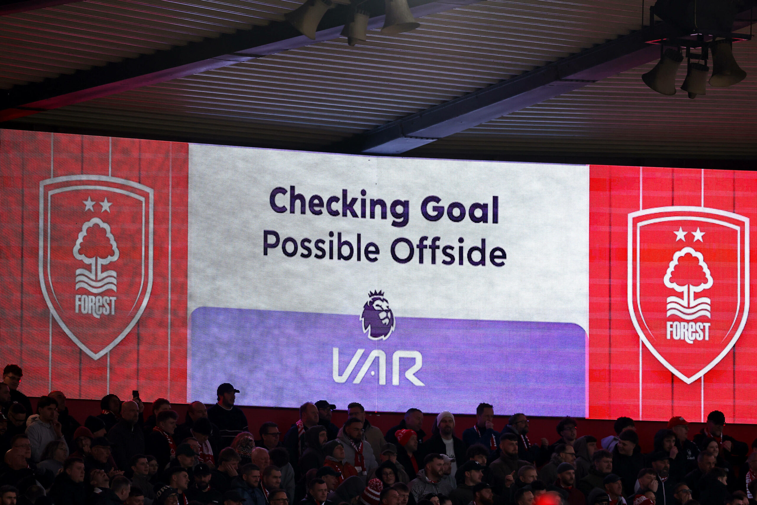 In der Premier League, wie hier in Nottingham, hat der Stürmer fünf Zentimeter mehr Platz.