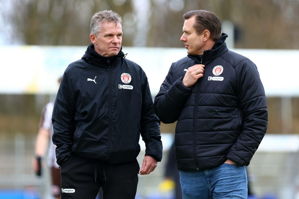 St. Paulis Trainer Karsten Neitzel im Austausch mit U23-Leiter Carsten Rothenbach