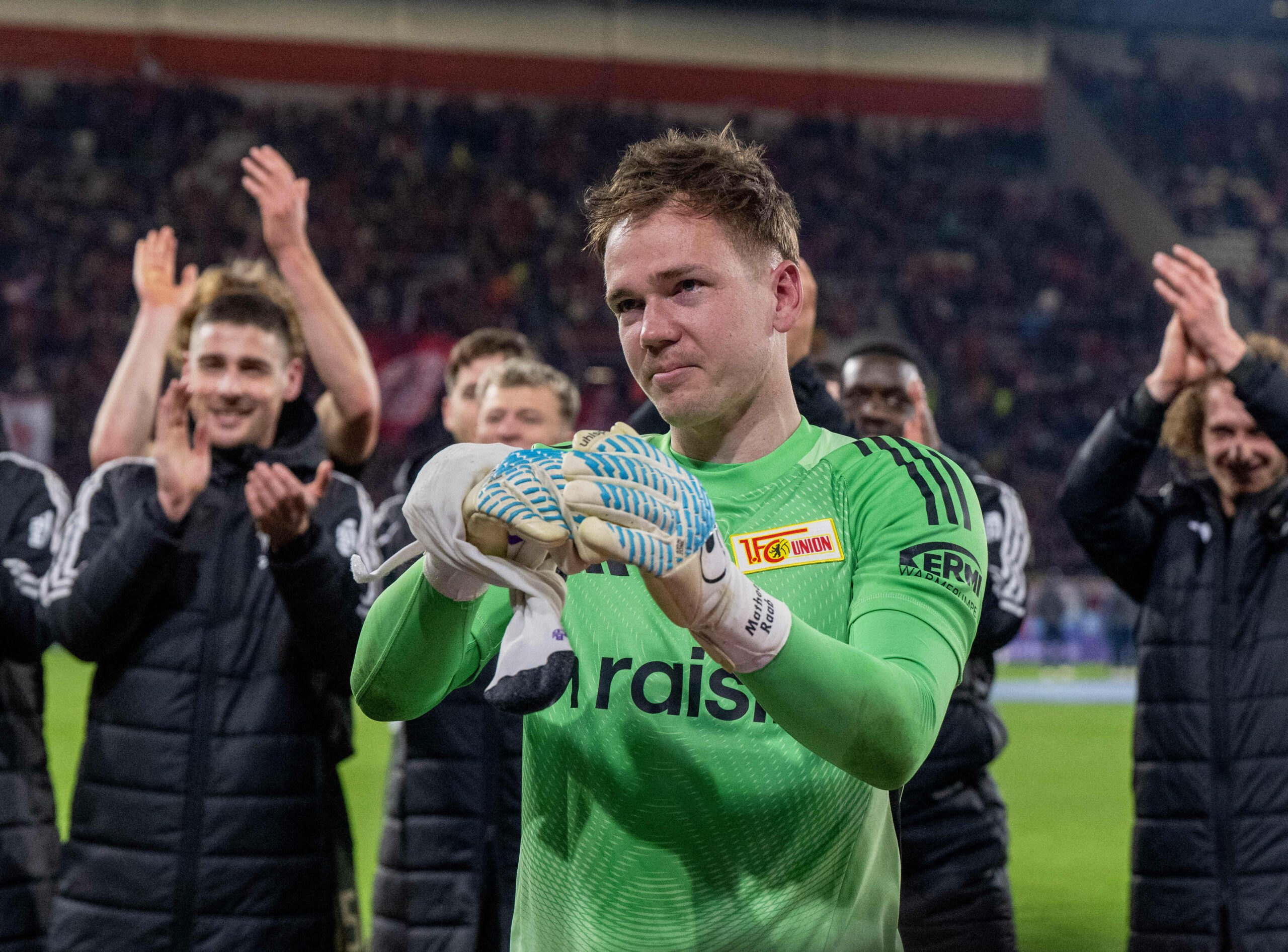 Matheo Raab von Union Berlin lässt sich nach dem Spiel in Freiburg feiern