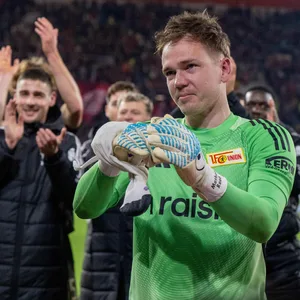 Matheo Raab von Union Berlin lässt sich nach dem Spiel in Freiburg feiern