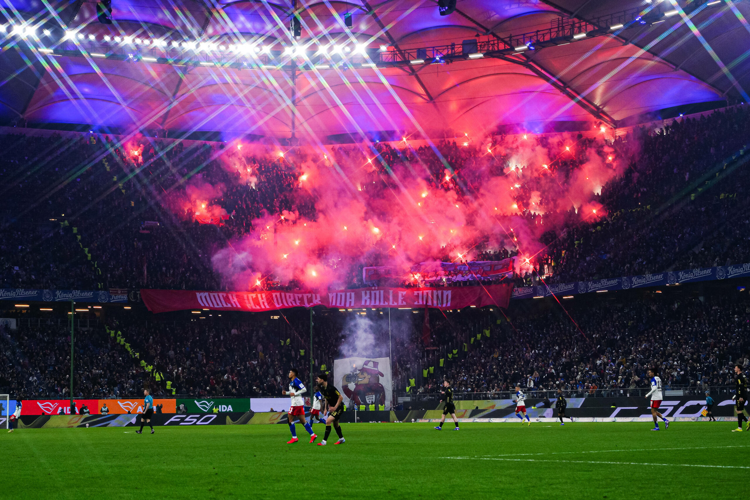 Köln-Fans verbrennen Pyrotechnik im Auswärtsblock des Volksparkstadions