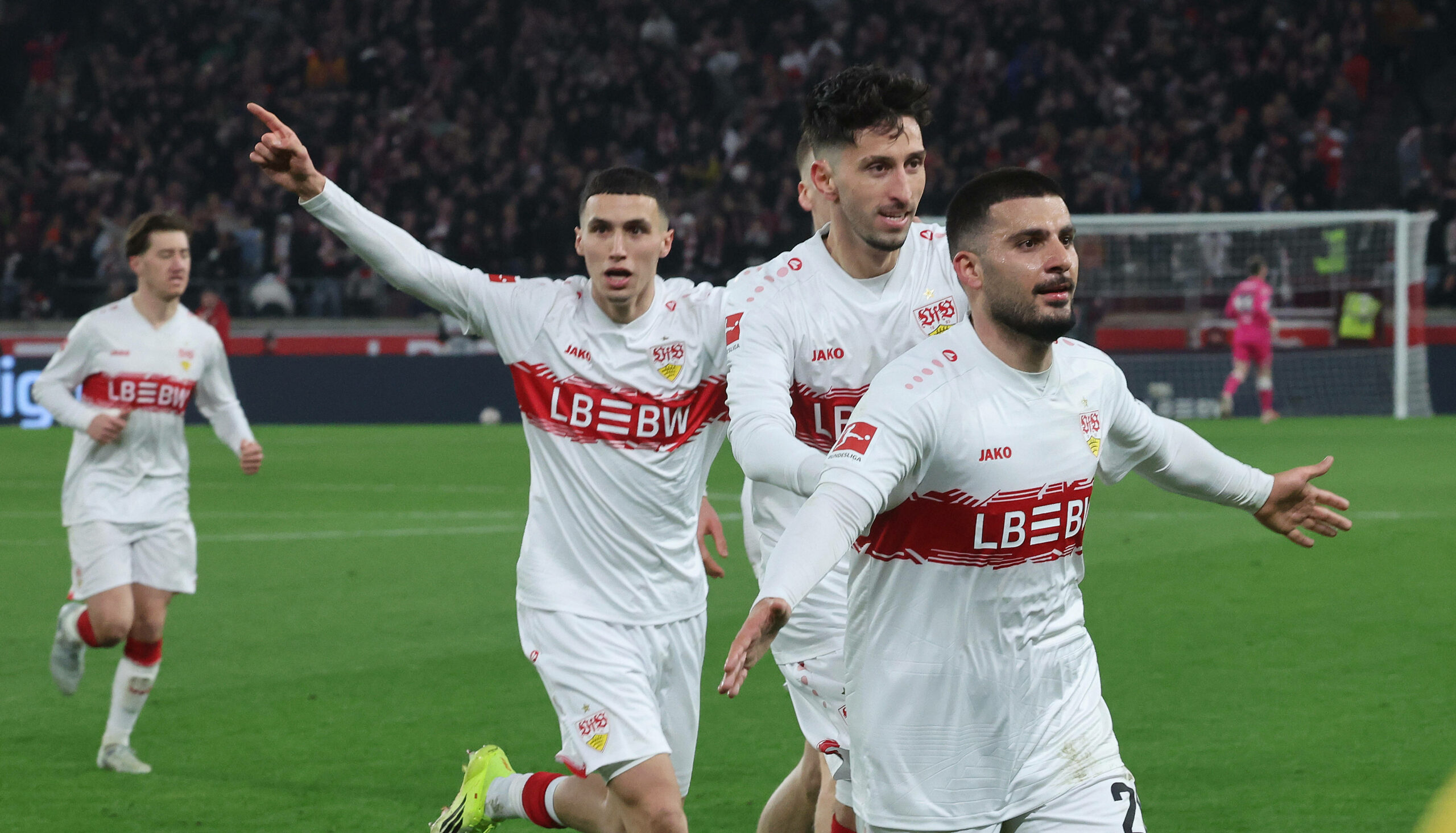 Deniz Undav, Atakan Karazor und Bilal El Khannouss bejubeln ein Tor des VFB