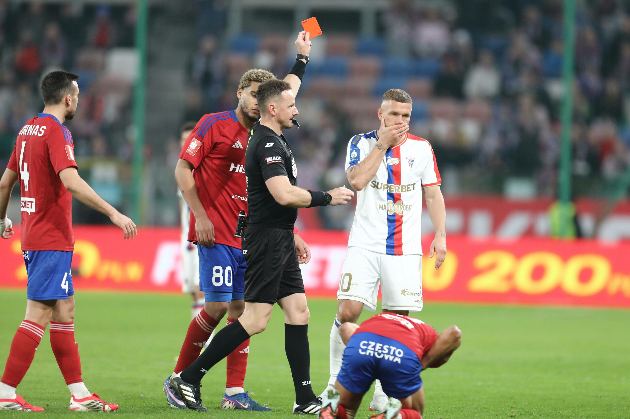 Lukas Podolski sieht die dritte Rote Karte seiner Karriere.