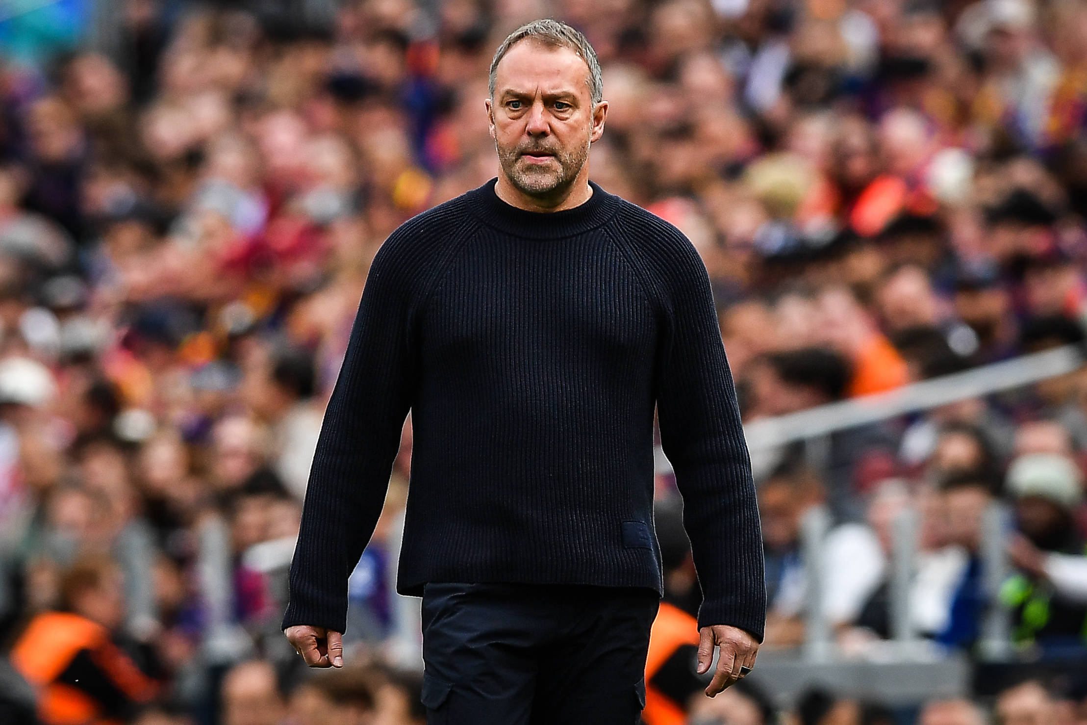 Hansi Flick pfeift mit den Lippen.