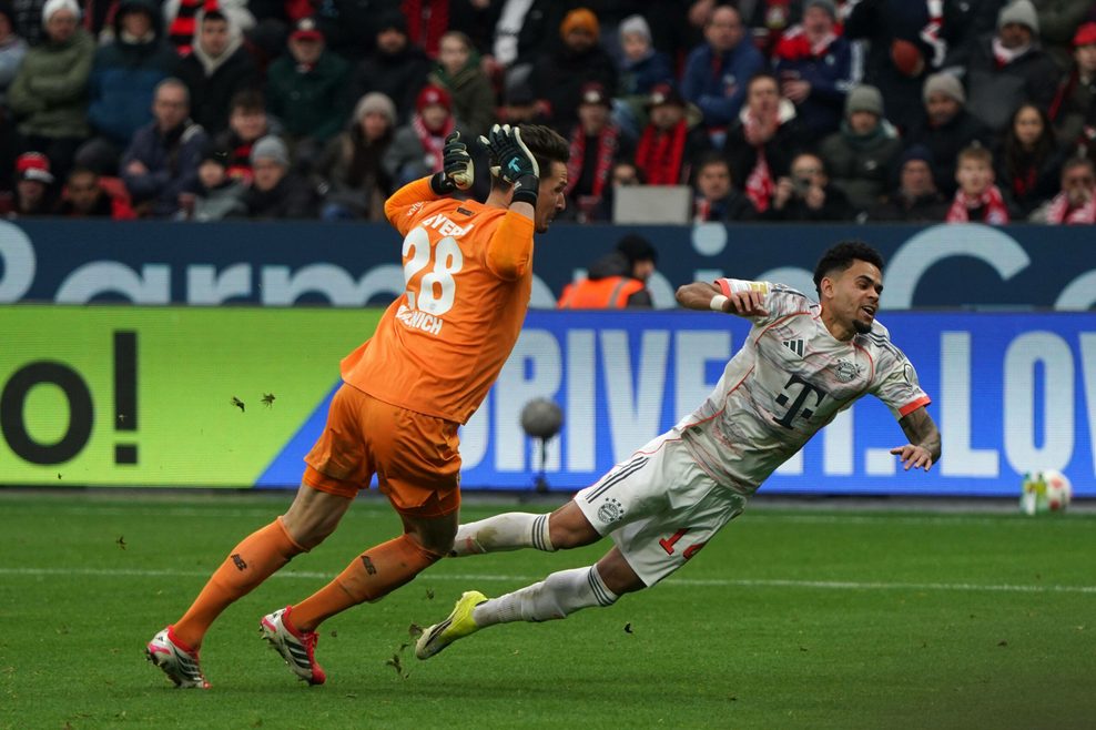 Luis Diaz fällt zu Boden