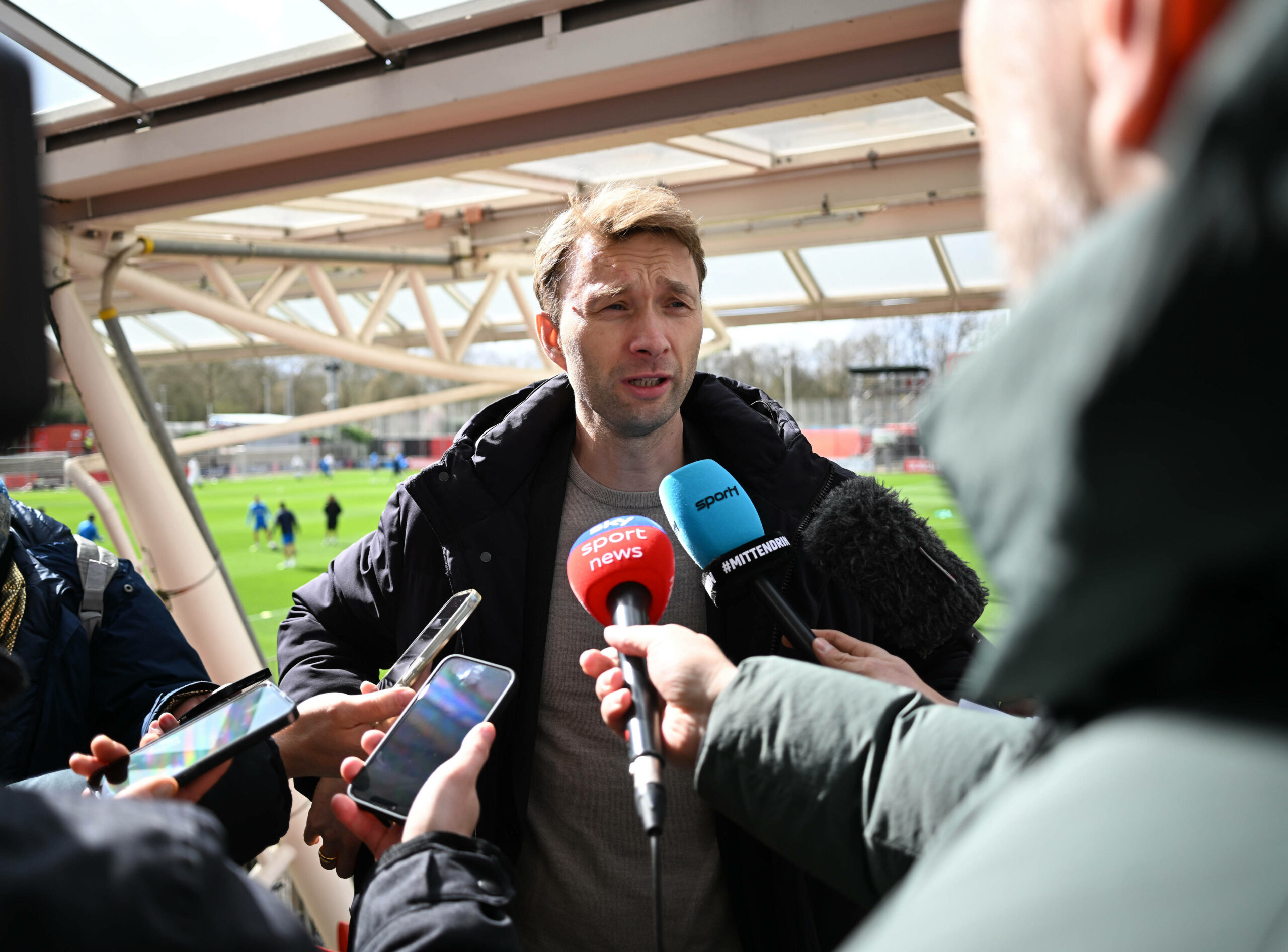 Simon Rolfes spricht in Mikrofone