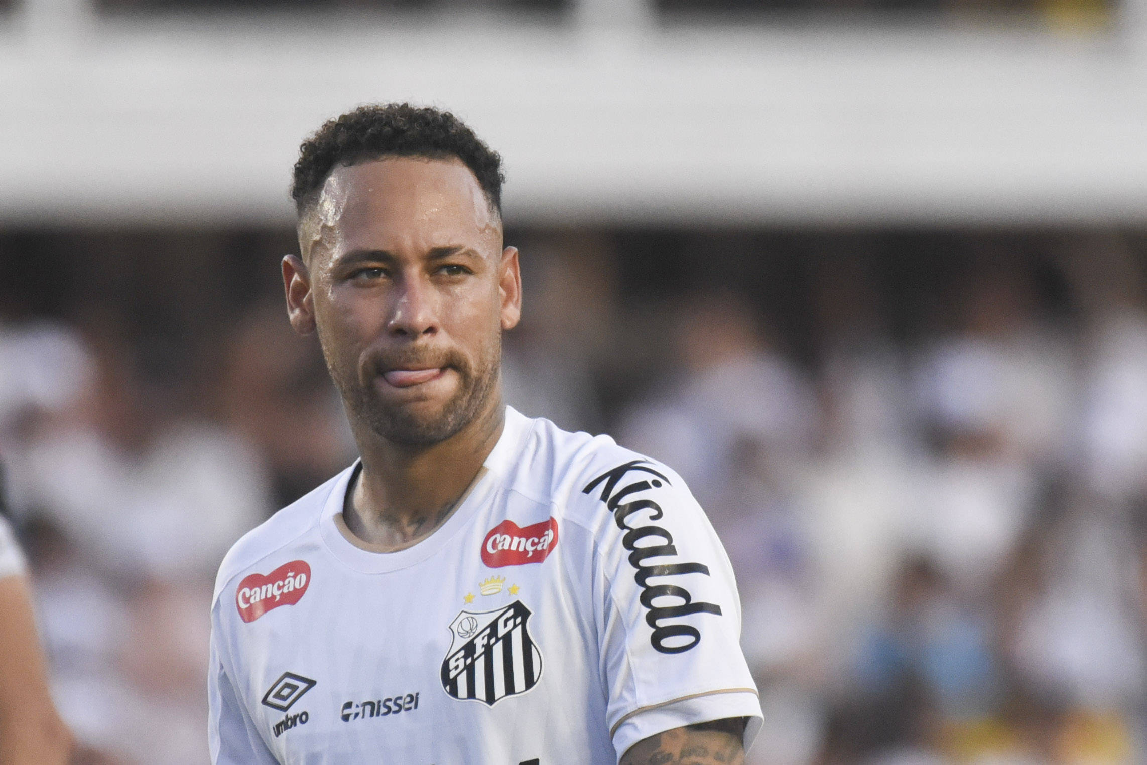 Neymar guckt angefressen mit Zunge raus.