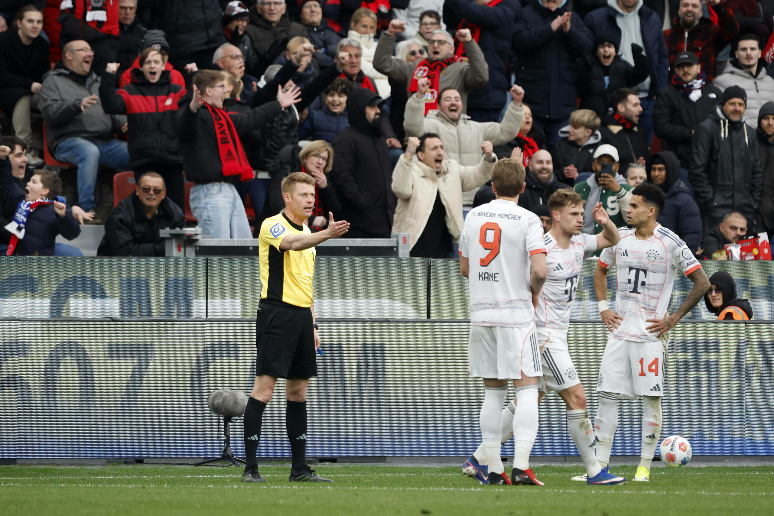Christian Dingert im Spiel Bayer Leverkusen gegen Bayern München