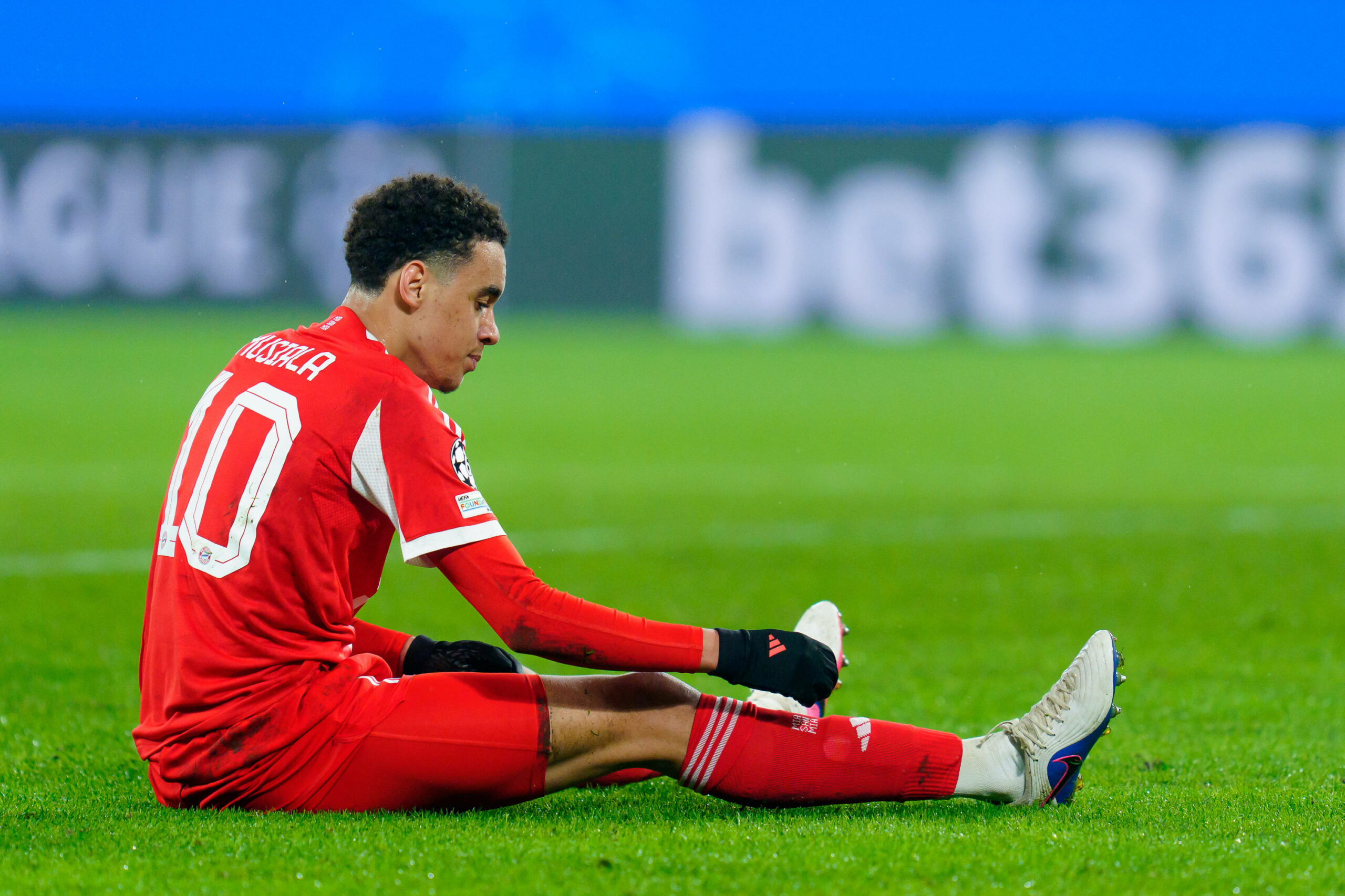Jamal Musiala sitzt auf dem Boden