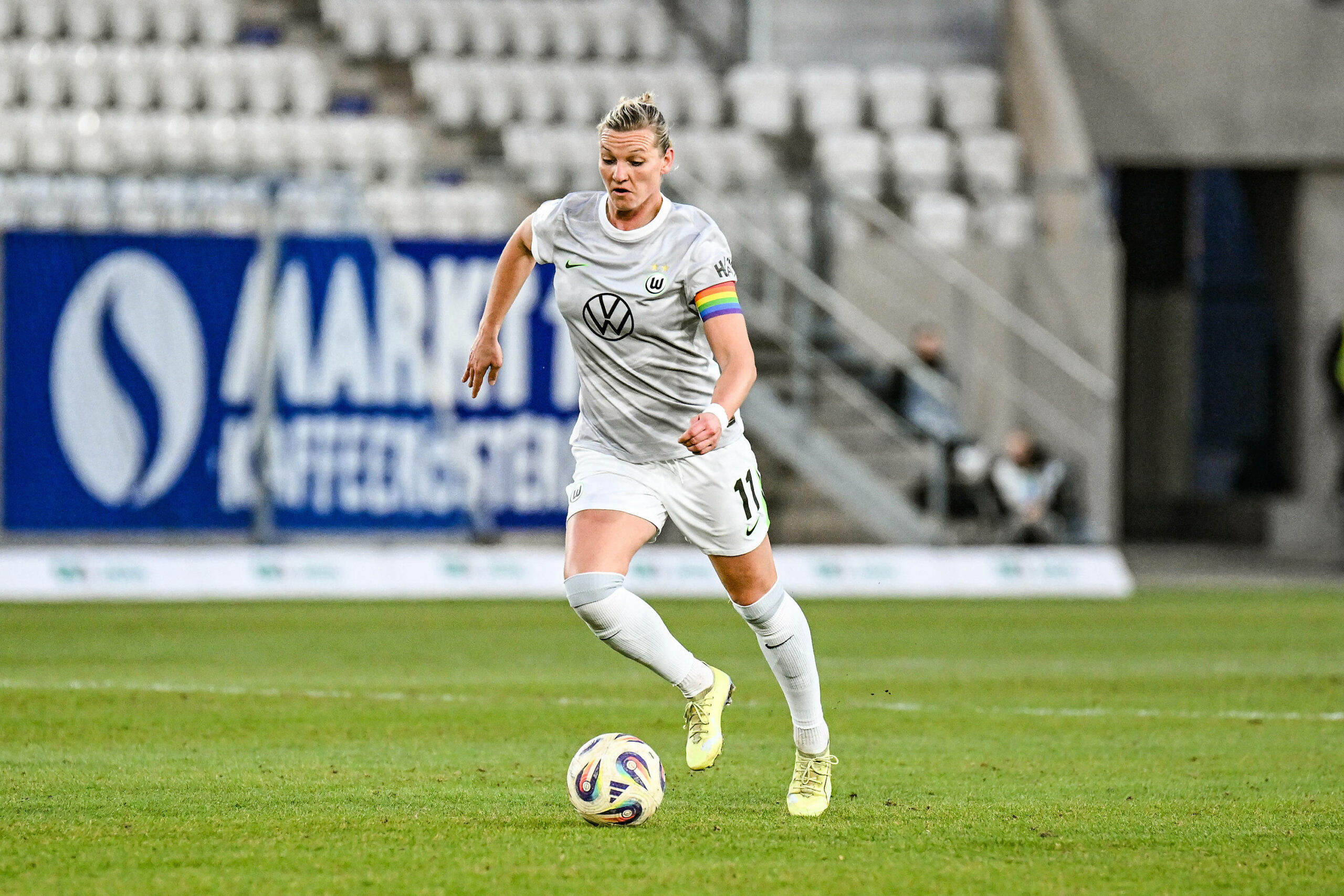 Alexandra Popp für den VFL Wolfsburg am Ball