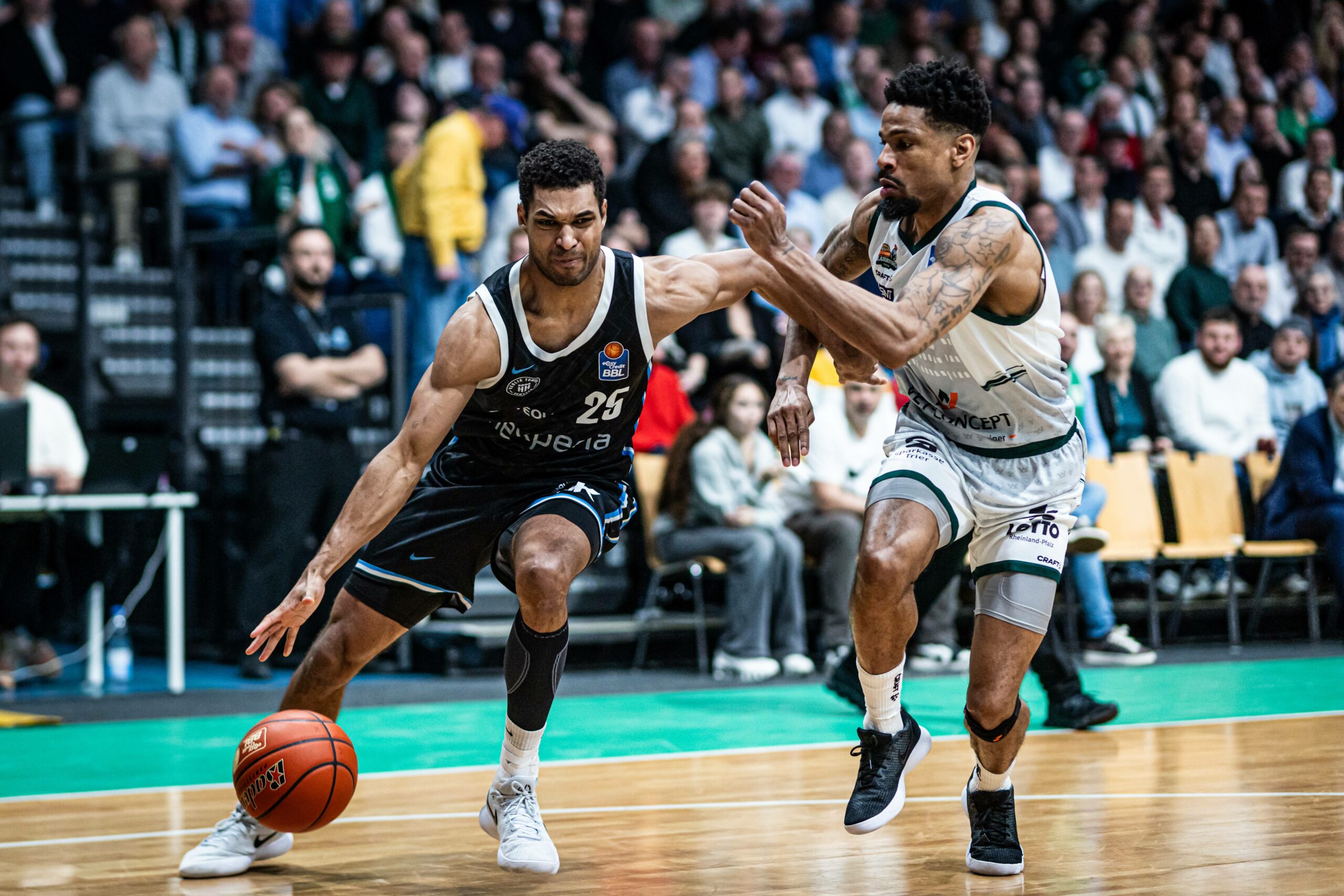 Kenneth Ogbe von den Hamburg Towers im Zweikampf mit Urald King von den Gladiators Trier