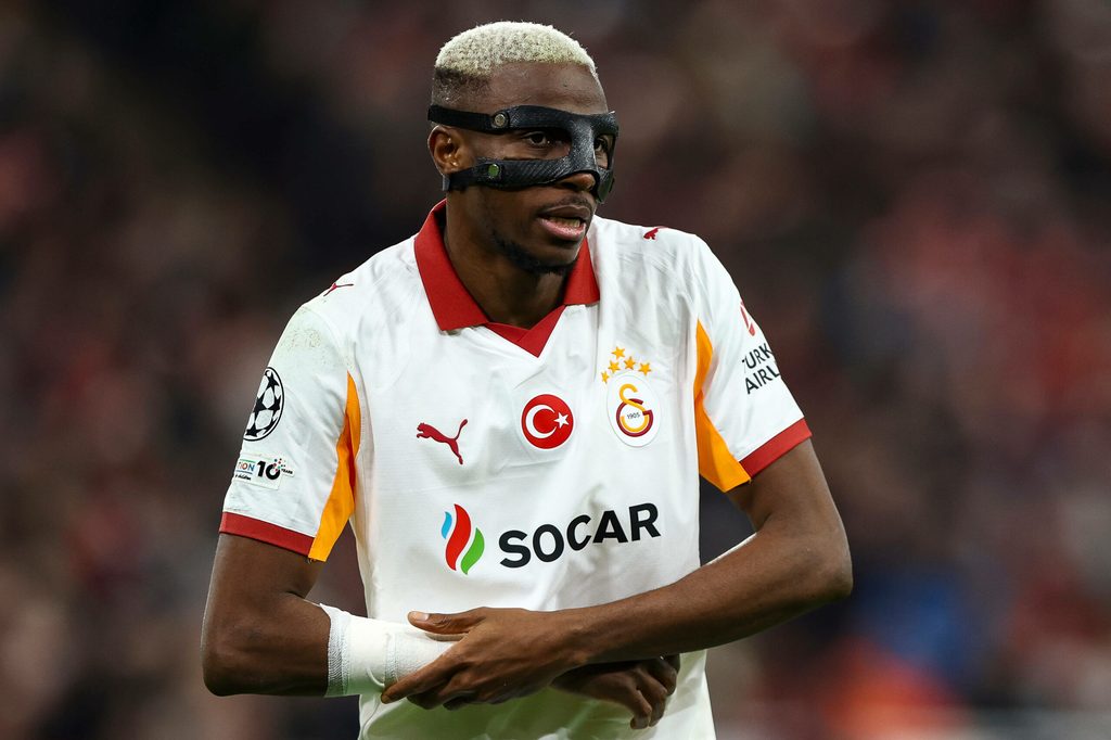 Victor Osimhen hält sich seinen Arm