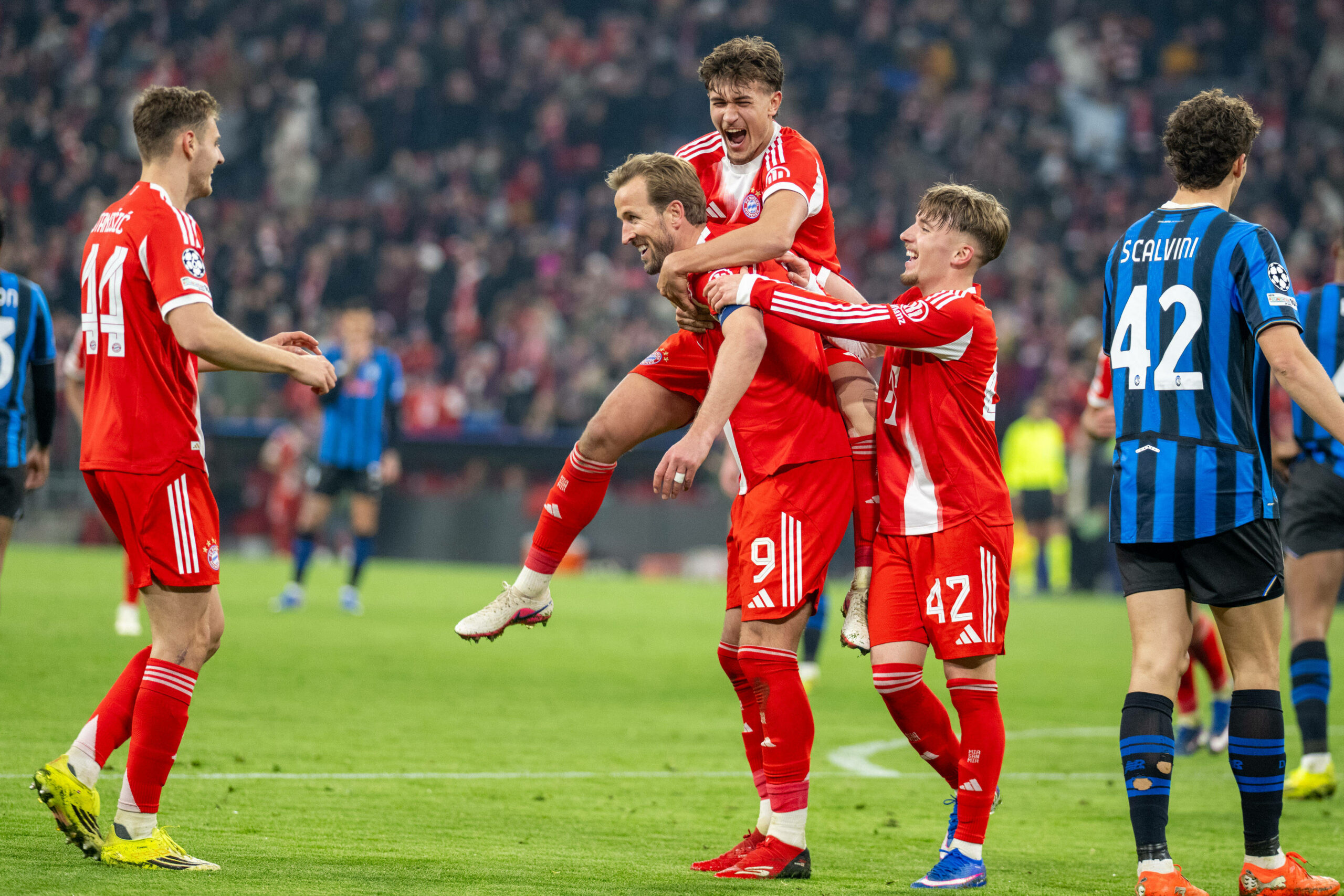 Josip Stanisic, Harry Kane, Tom Bischof und Lennart Karl jubeln